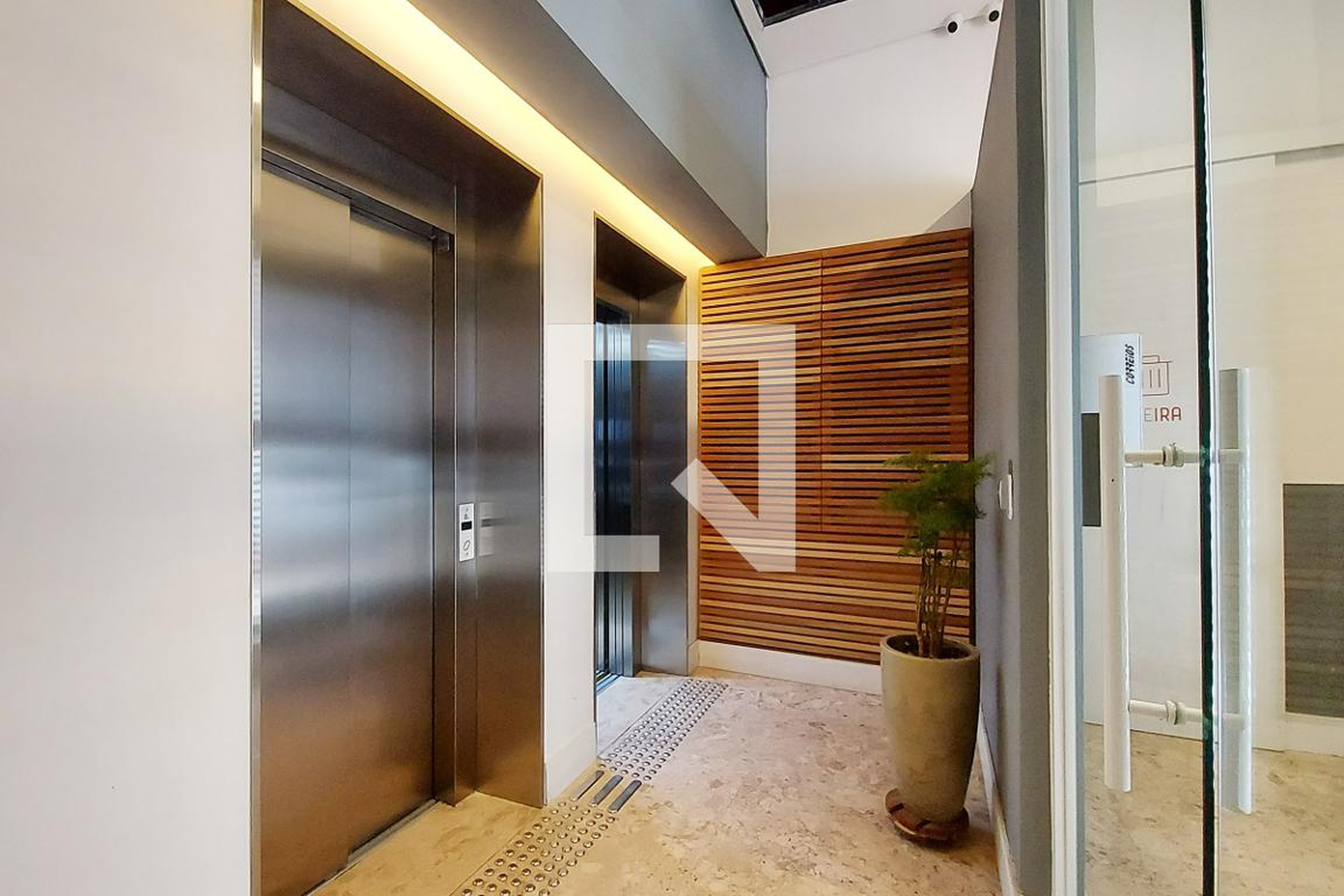 Hall Social - Sanfran Qutro TR3S