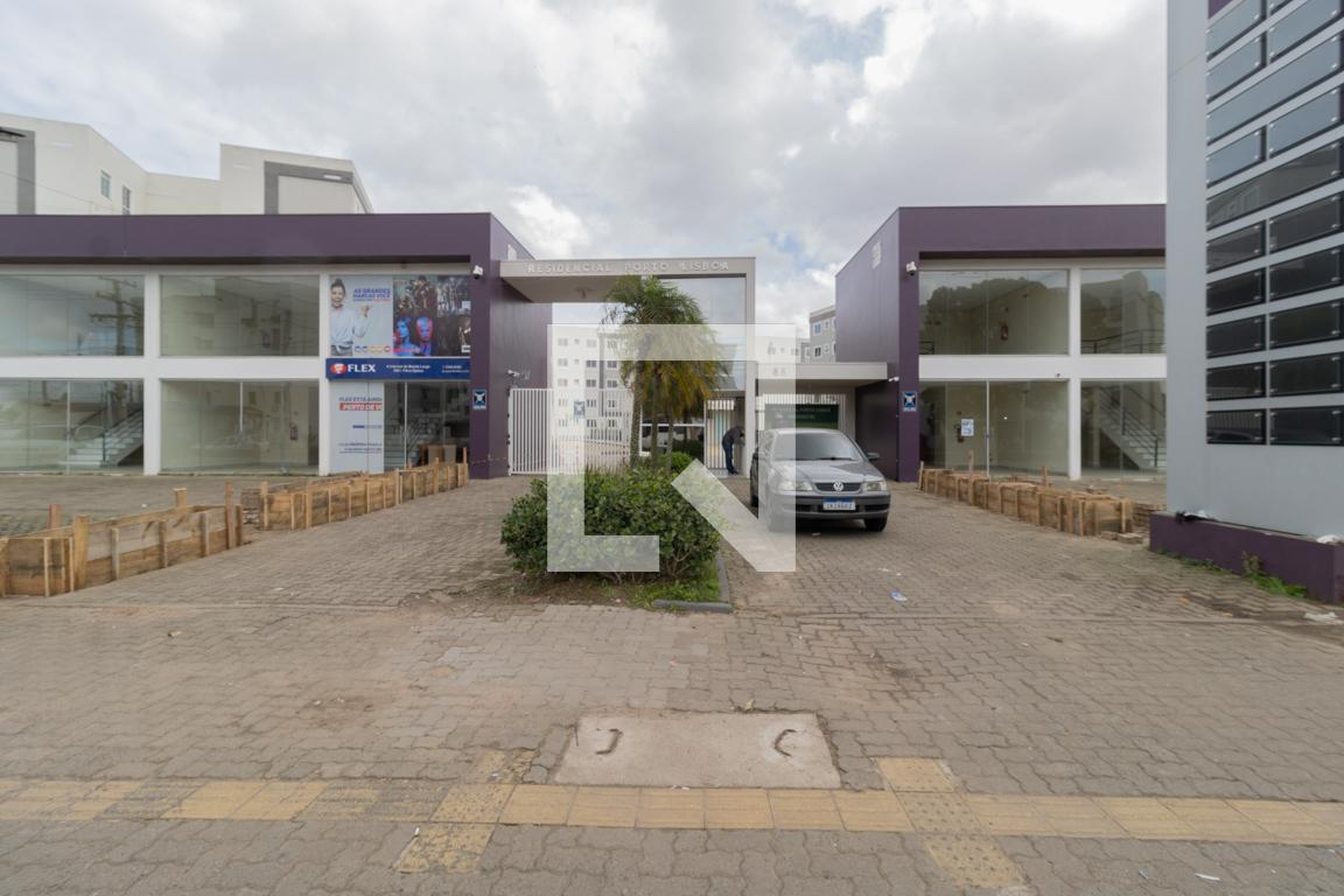 Fachada do condomínio Condomínio em Rua Roberto Francisco Behrens, 84