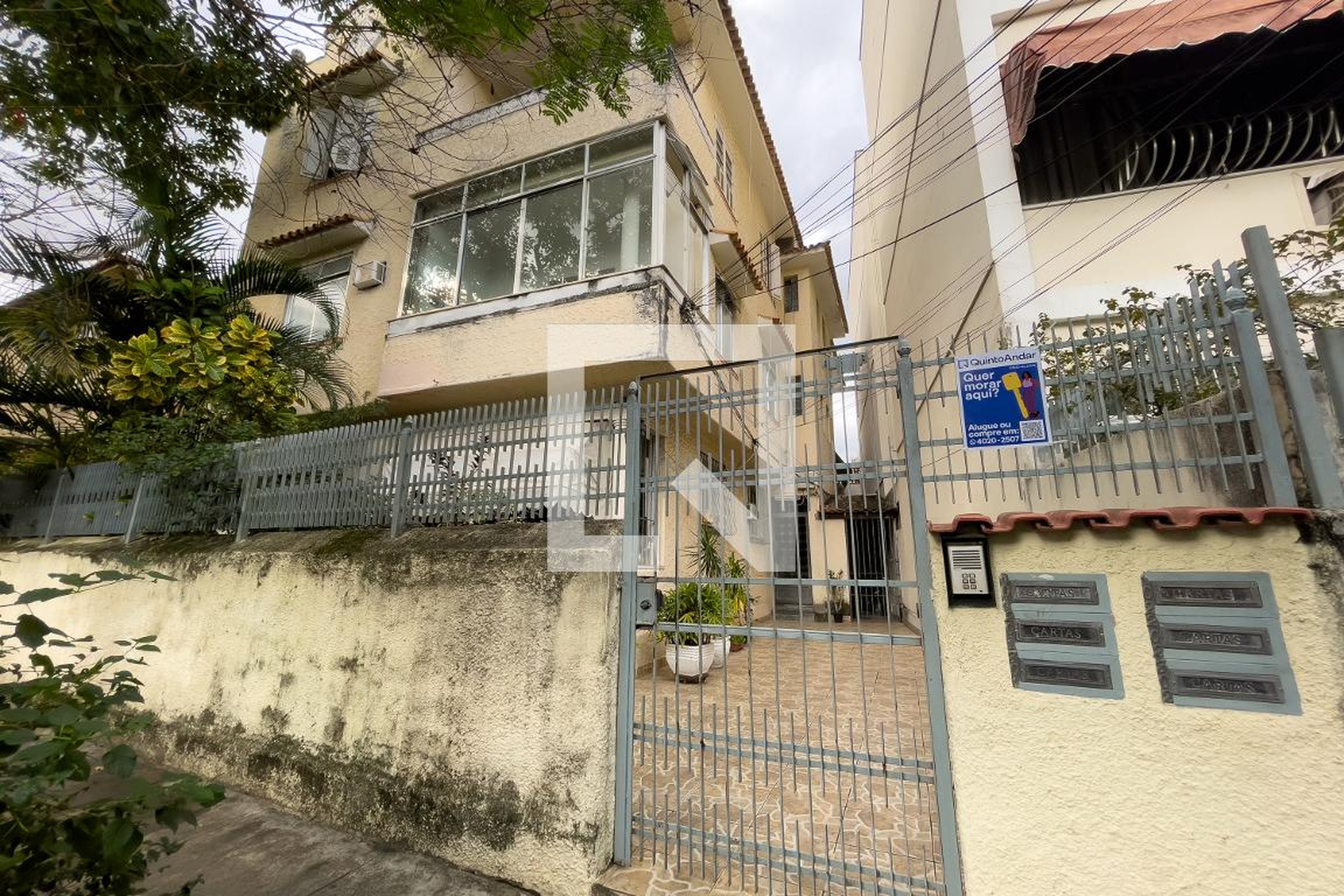 Fachada Condomínio em Rua Itaperuna, 74