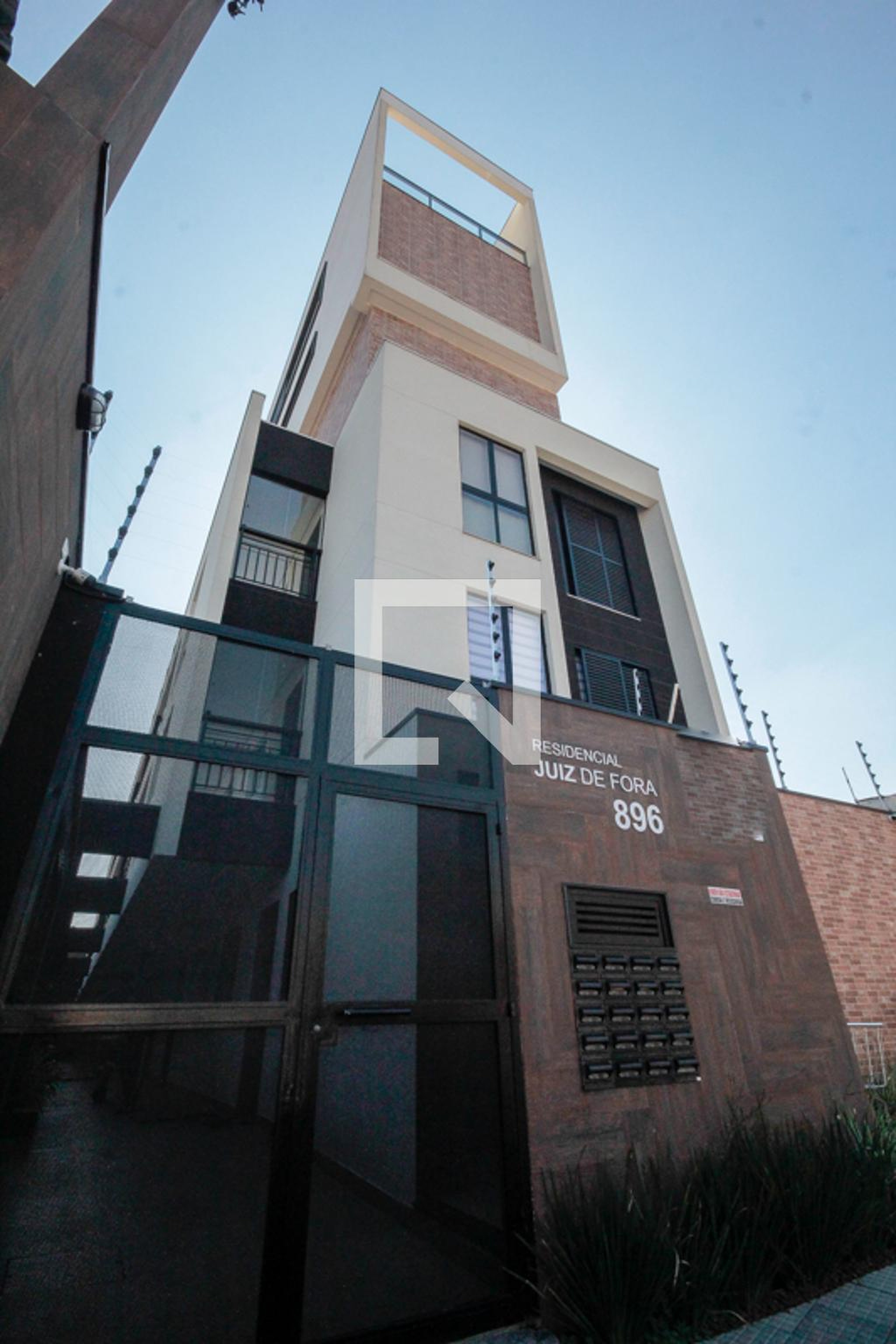 Fachada Condomínio em Rua Juiz de Fora, 9896