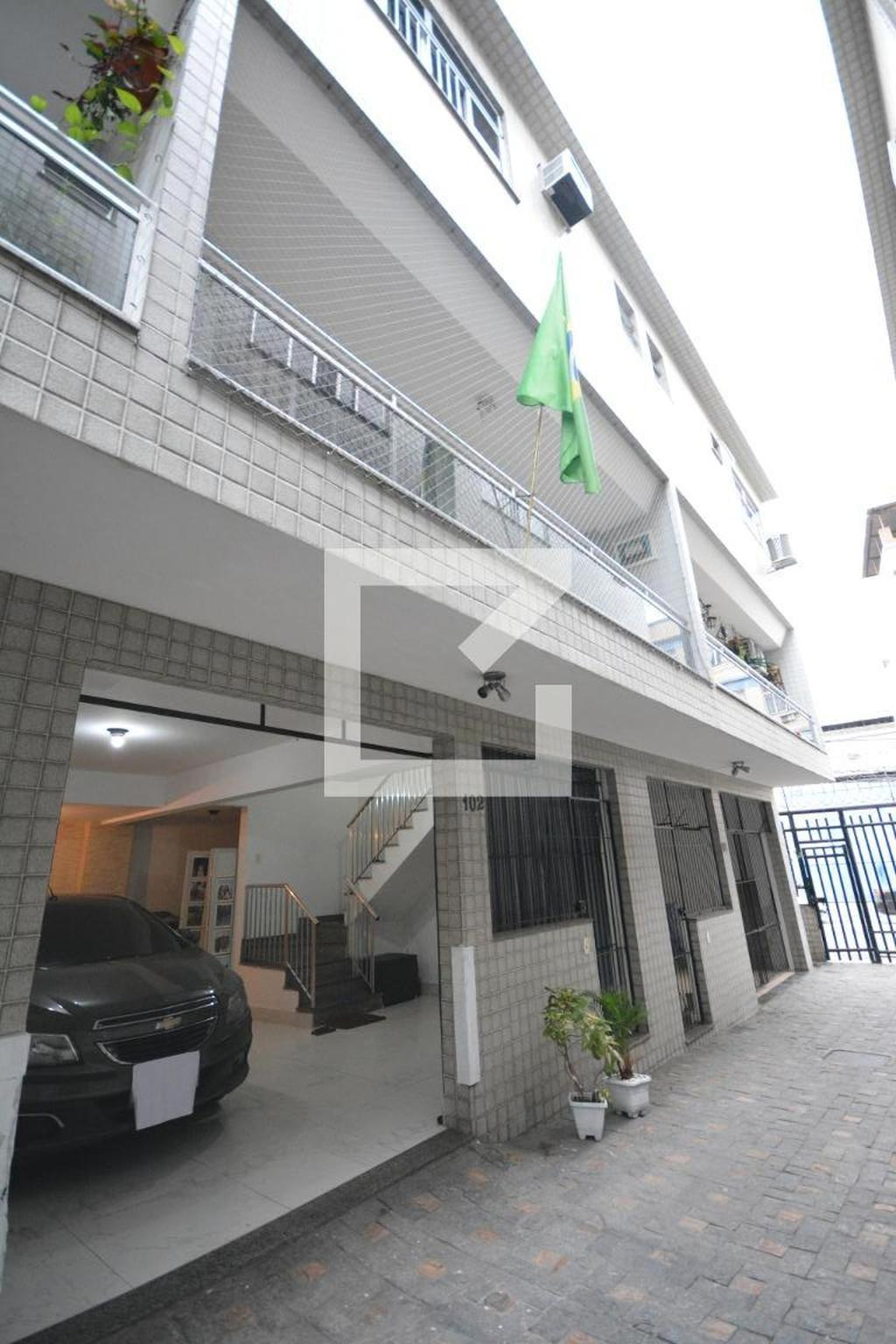 Fachada Condomínio em Rua Teixeira Ribeiro, 31