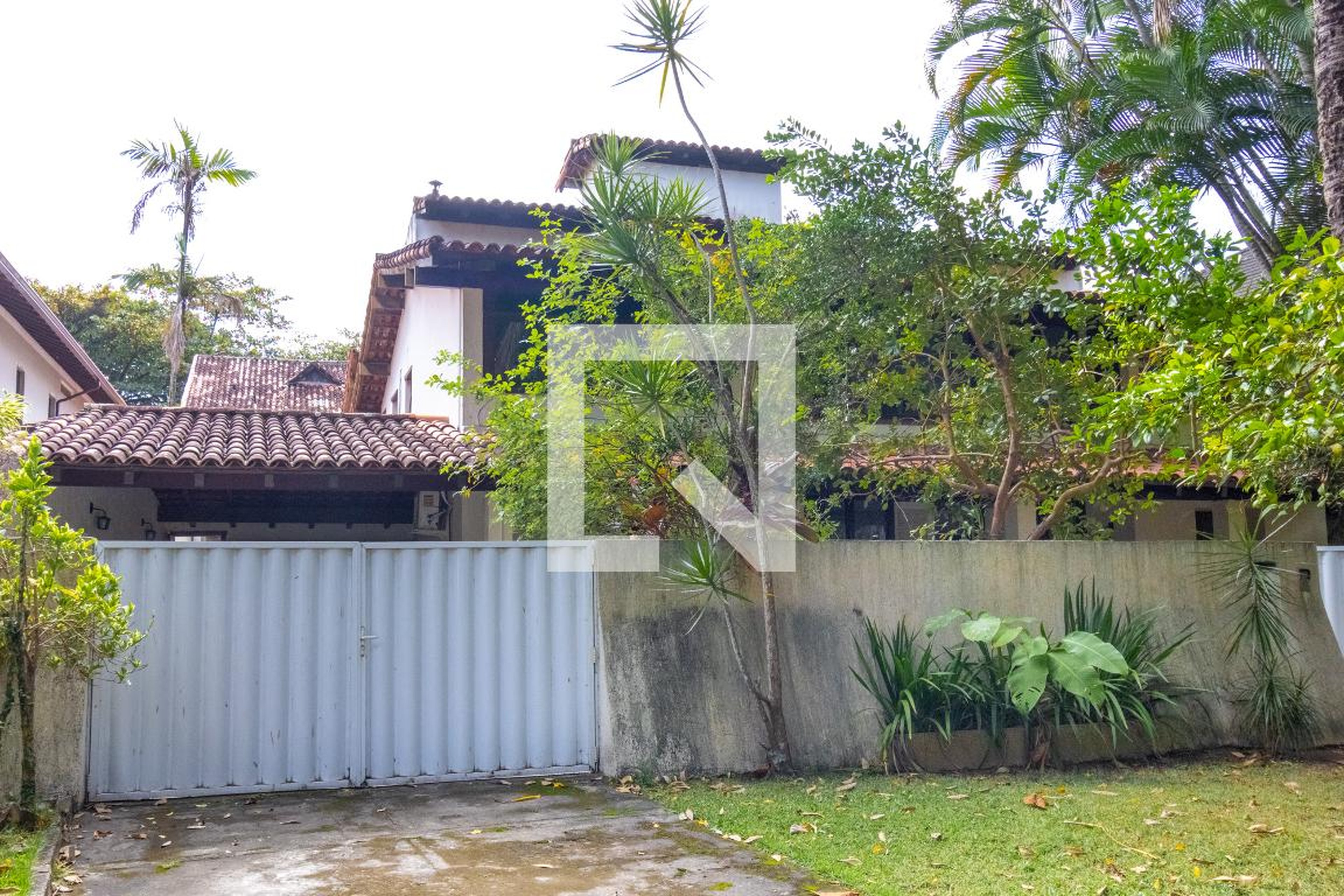 Fachada Condomínio em Rua Desembargador Roberto Medeiros, 40