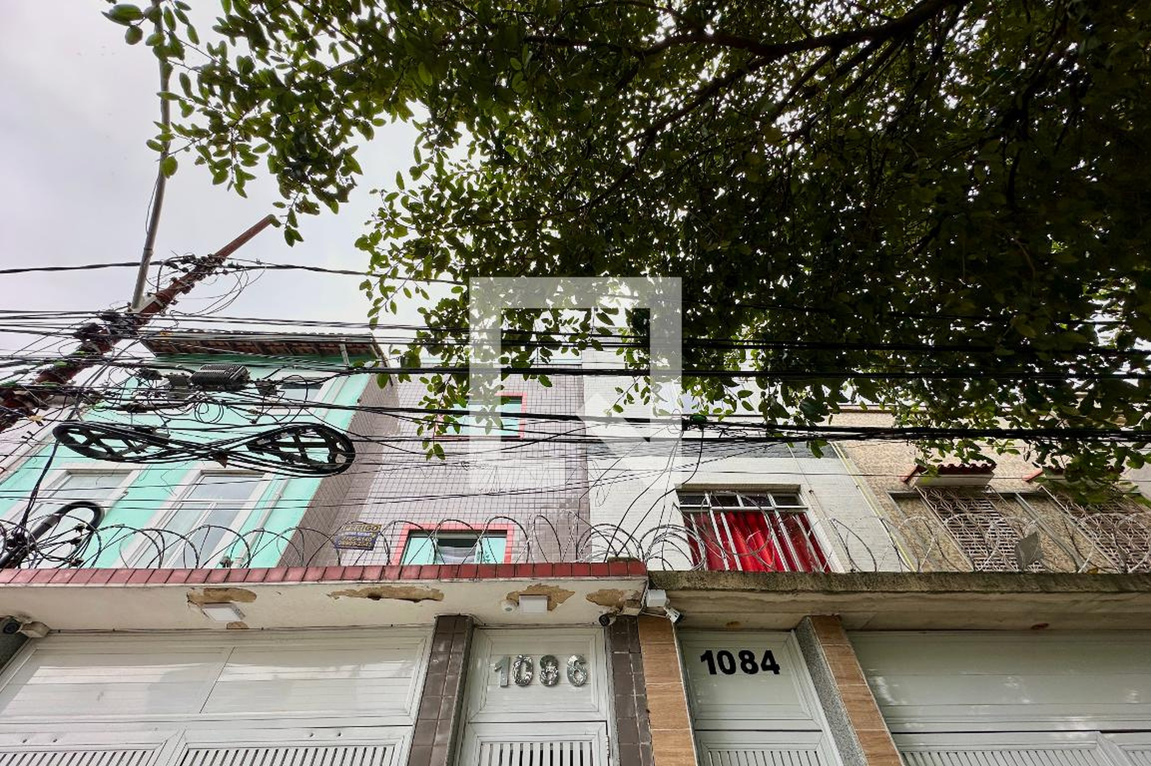 Fachada Condomínio em Rua Alice, 1086