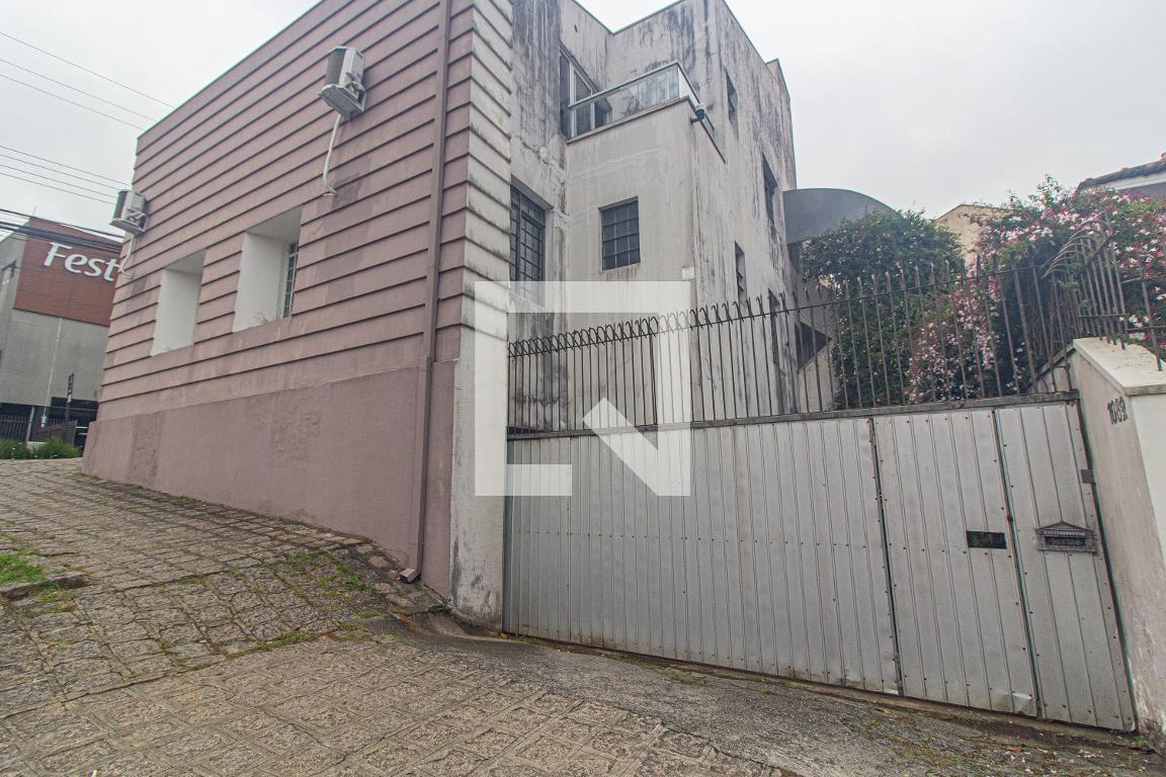 Fachada Condomínio em Rua Alcídes Munhoz, 520