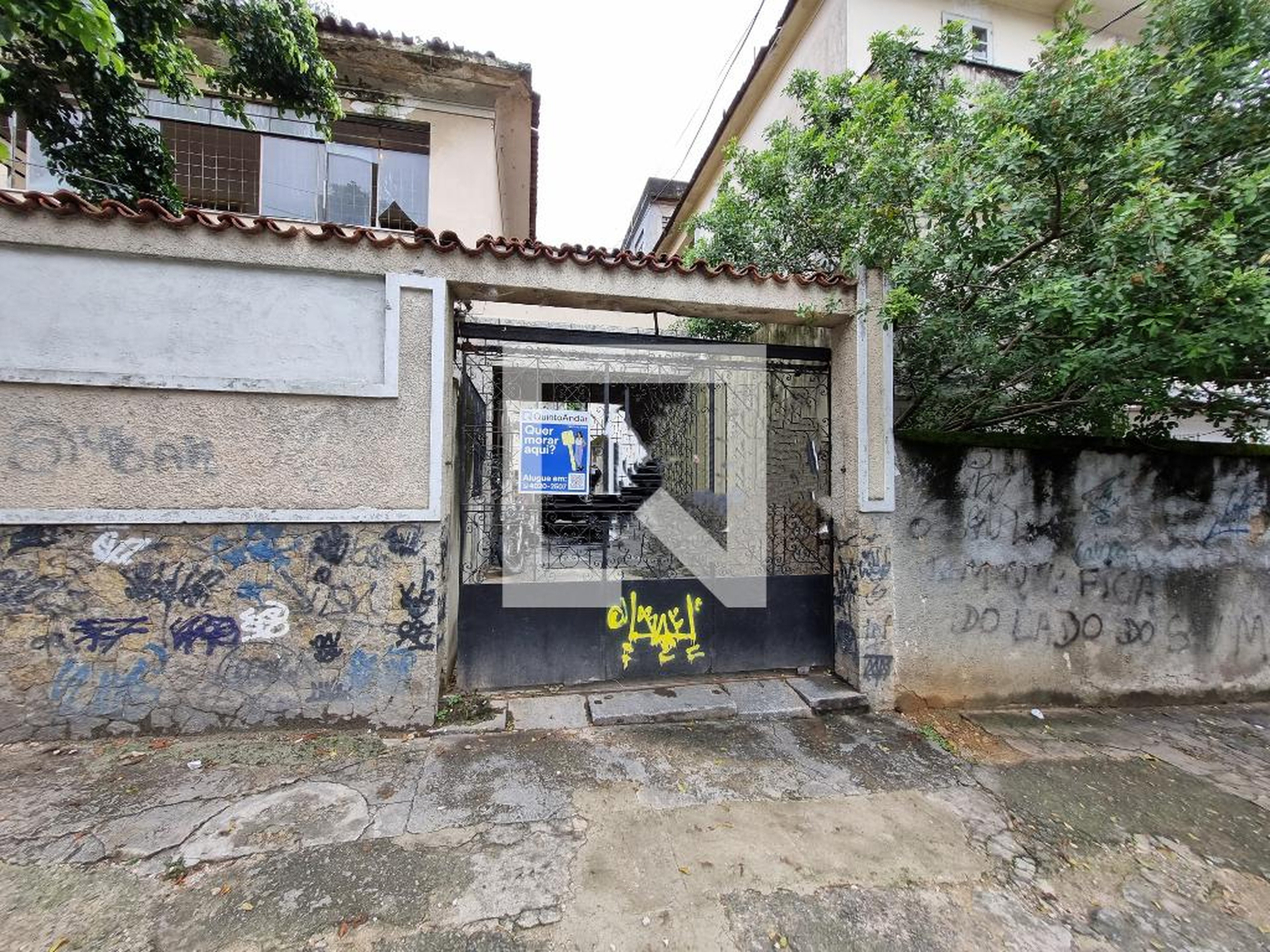 Fachada Condomínio em Rua Cesar Zema, 48