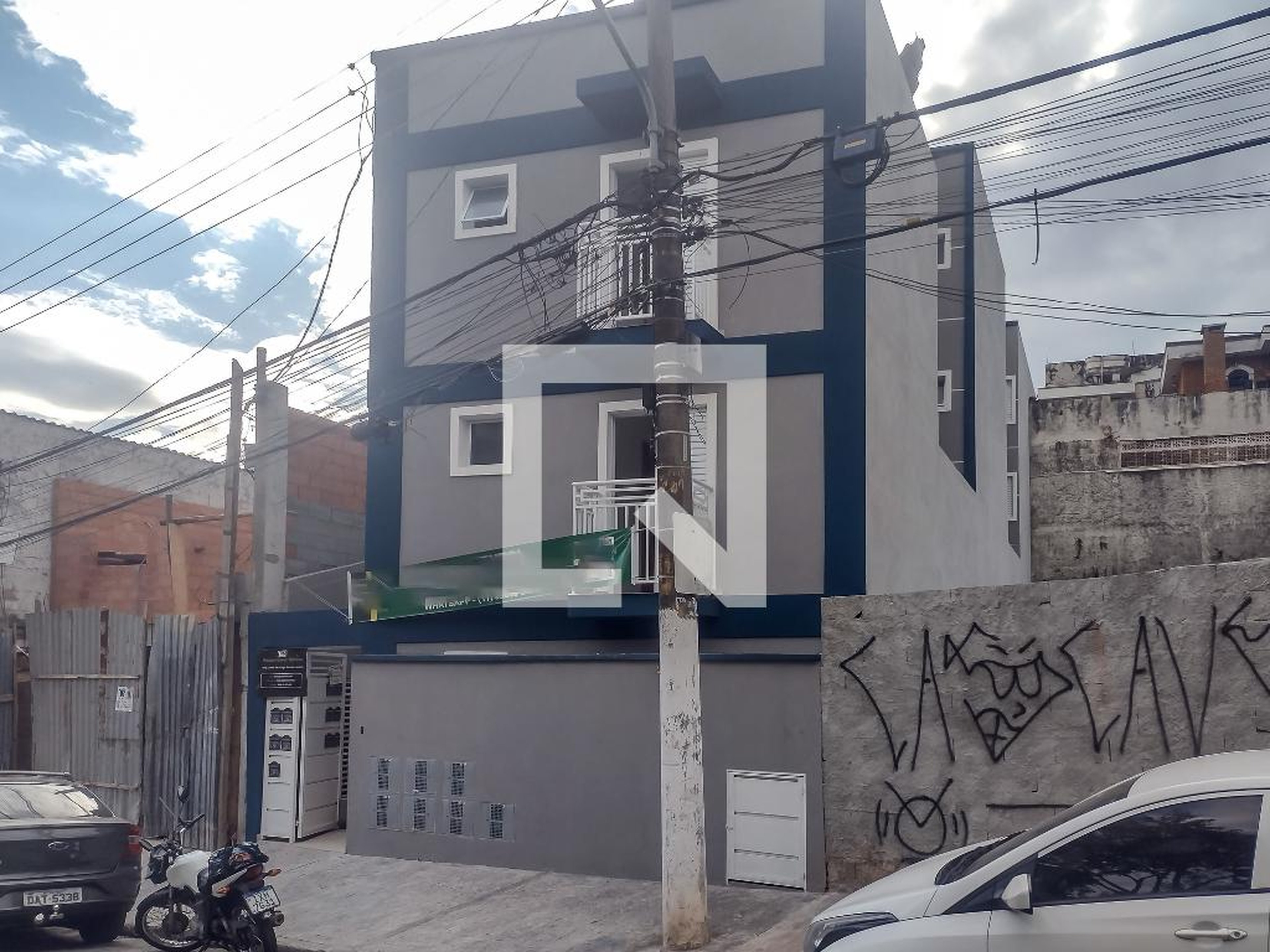 Fachada Condomínio em Rua Pedro Tezin, 153