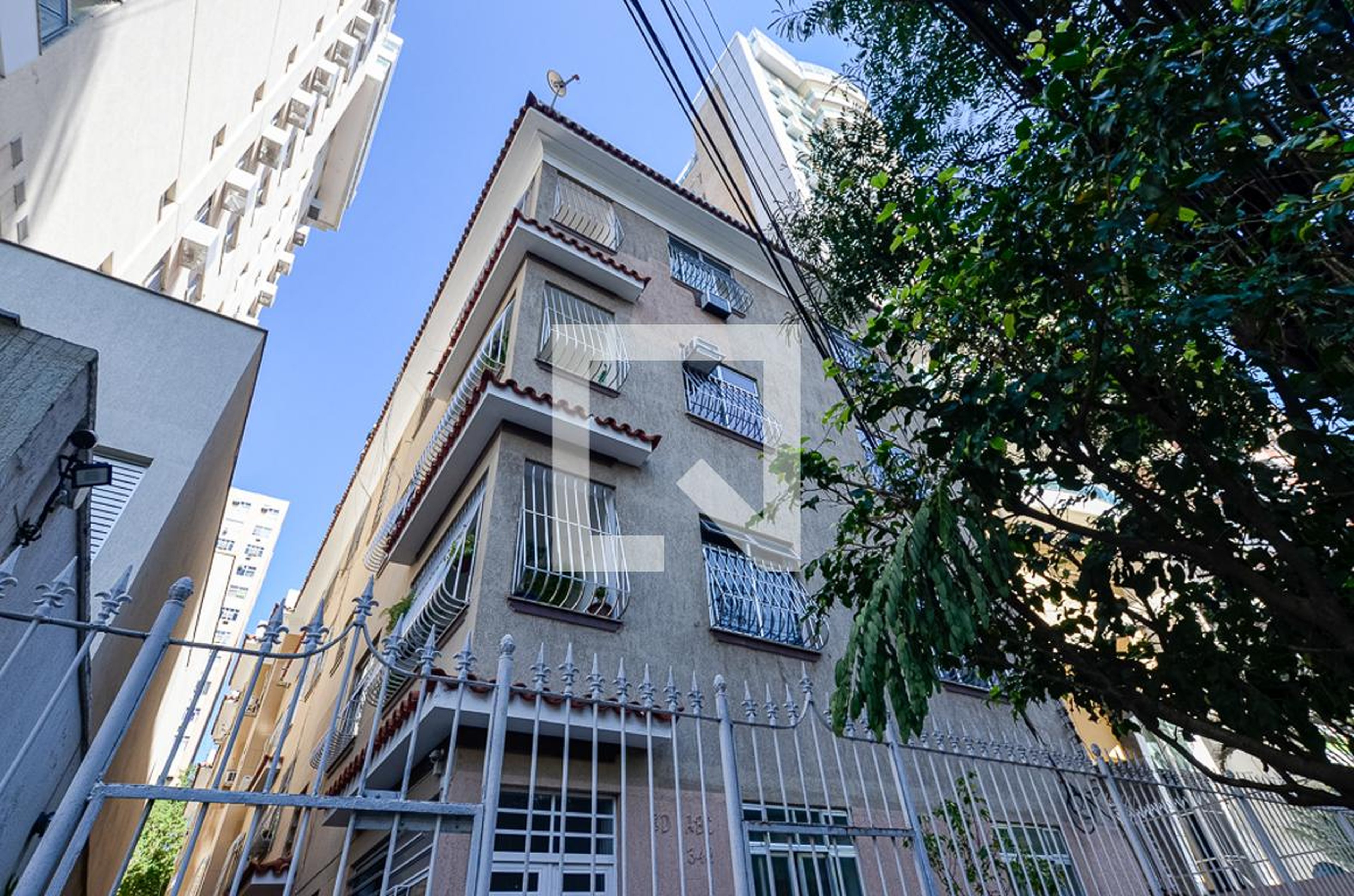 Fachada Condomínio em Rua Lemos Cunha, 348