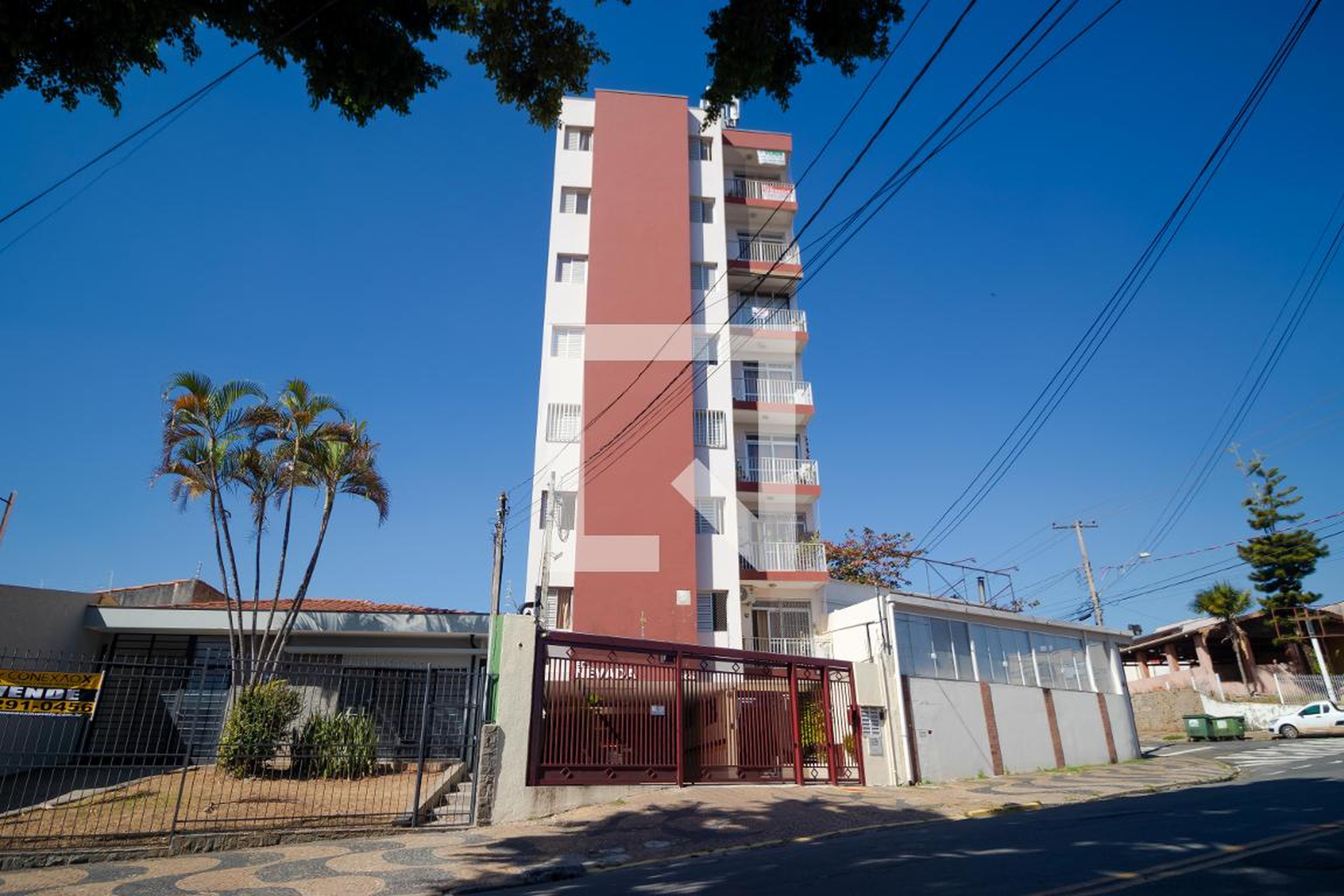 Fachada Condomínio em Avenida Doutor Arlindo Joaquim de Lemos, 666