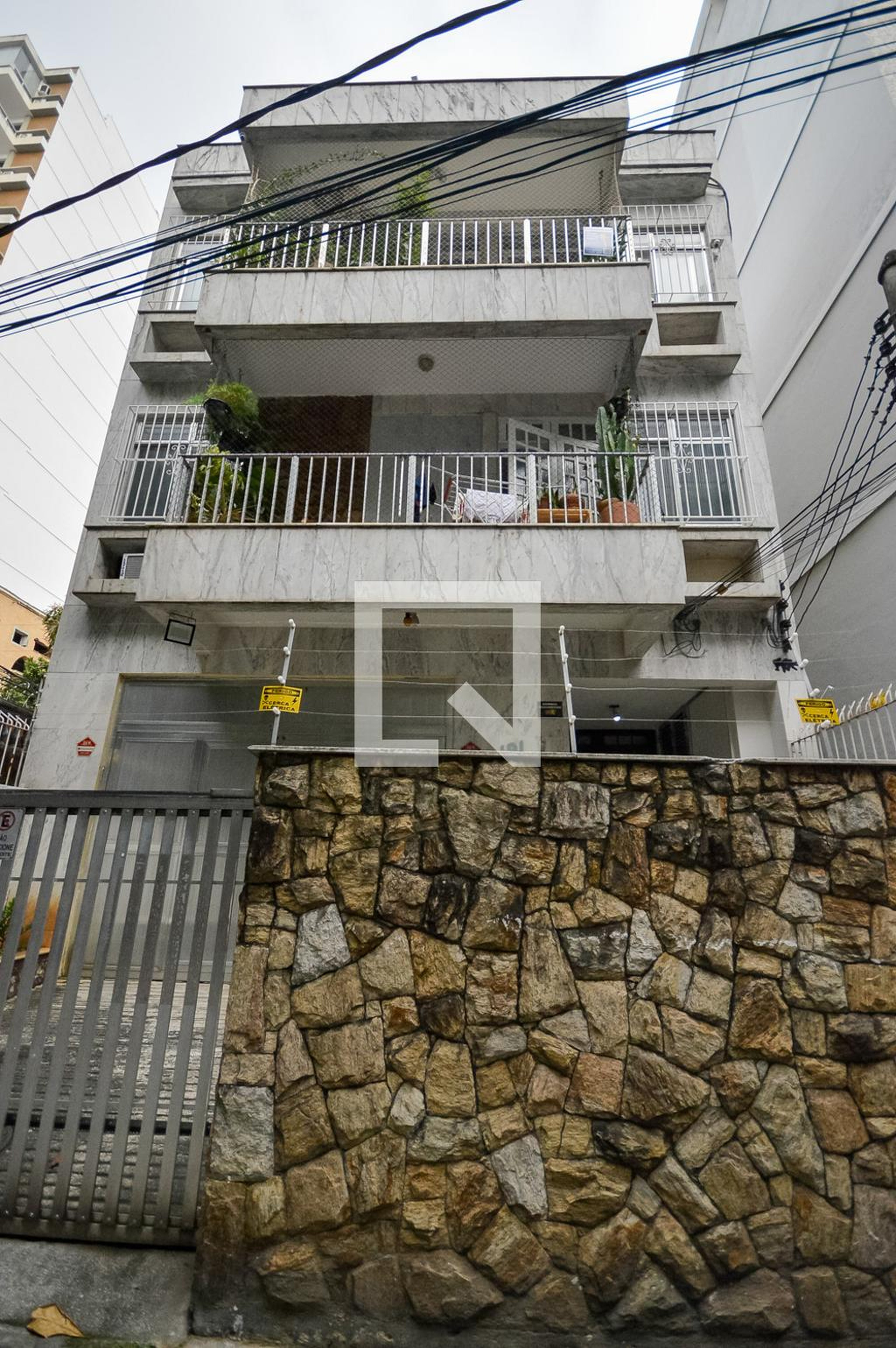 Fachada Condomínio em Rua Alzira Brandão, 191