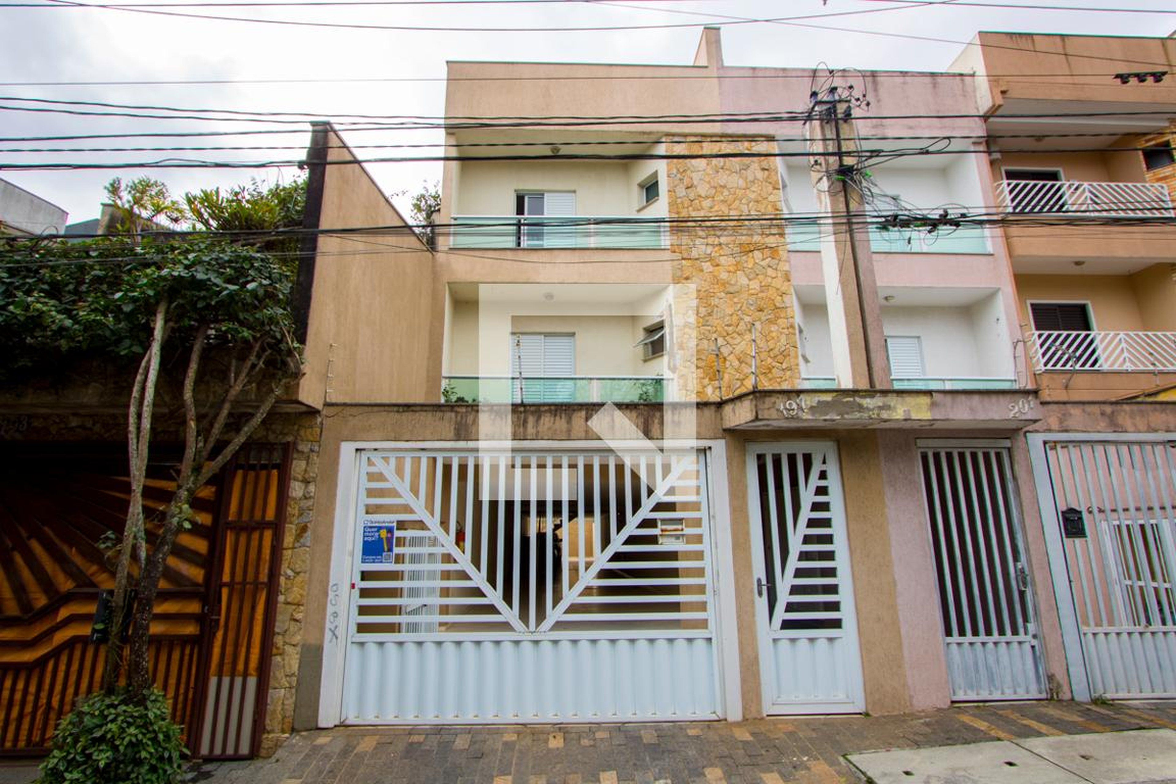 Fachada Condomínio em Rua Cristóvão Colombo, 197