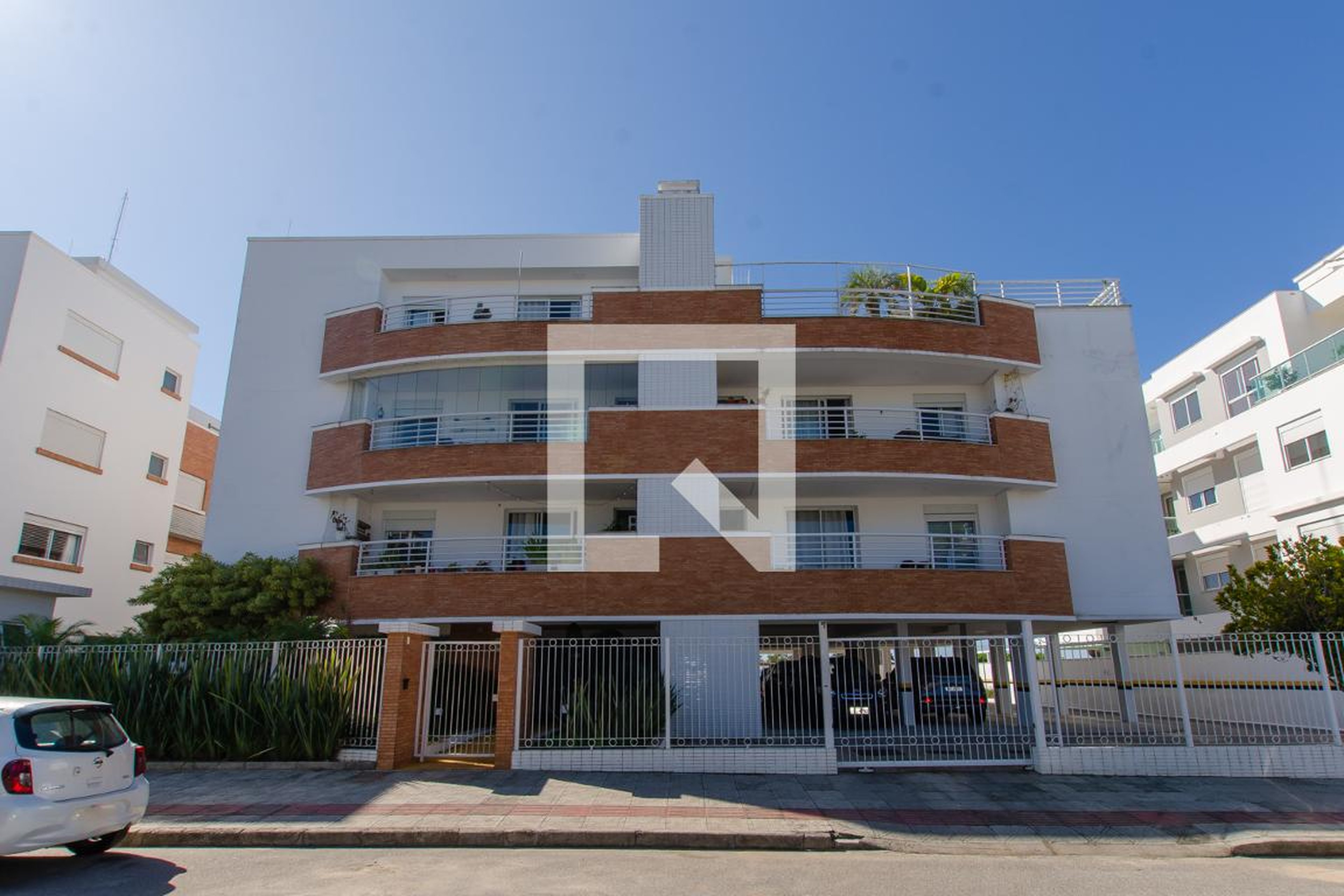 Fachada Condomínio em Rua Radialista Dakir Polidoro, 195