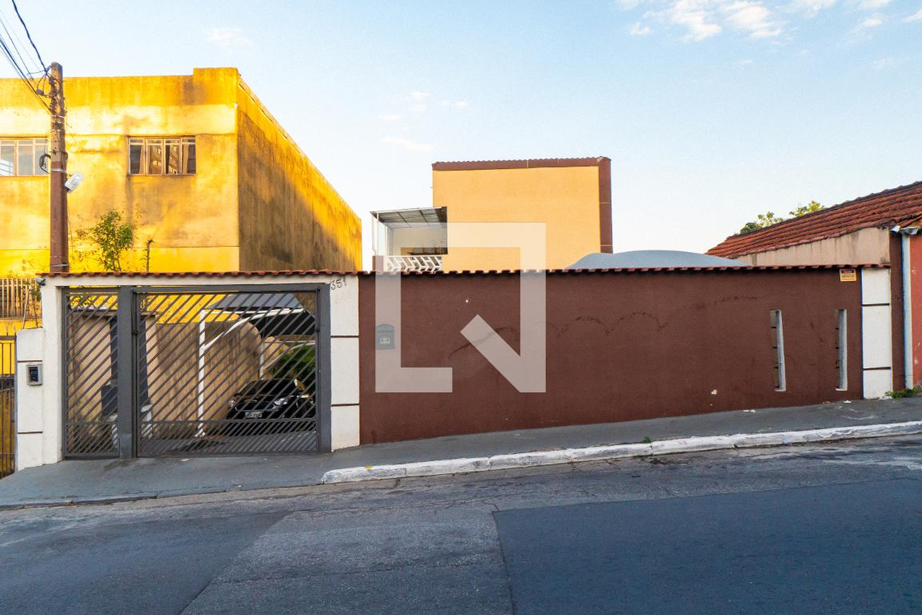 Fachada do condomínio Condomínio em Avenida do Barro Branco, 351