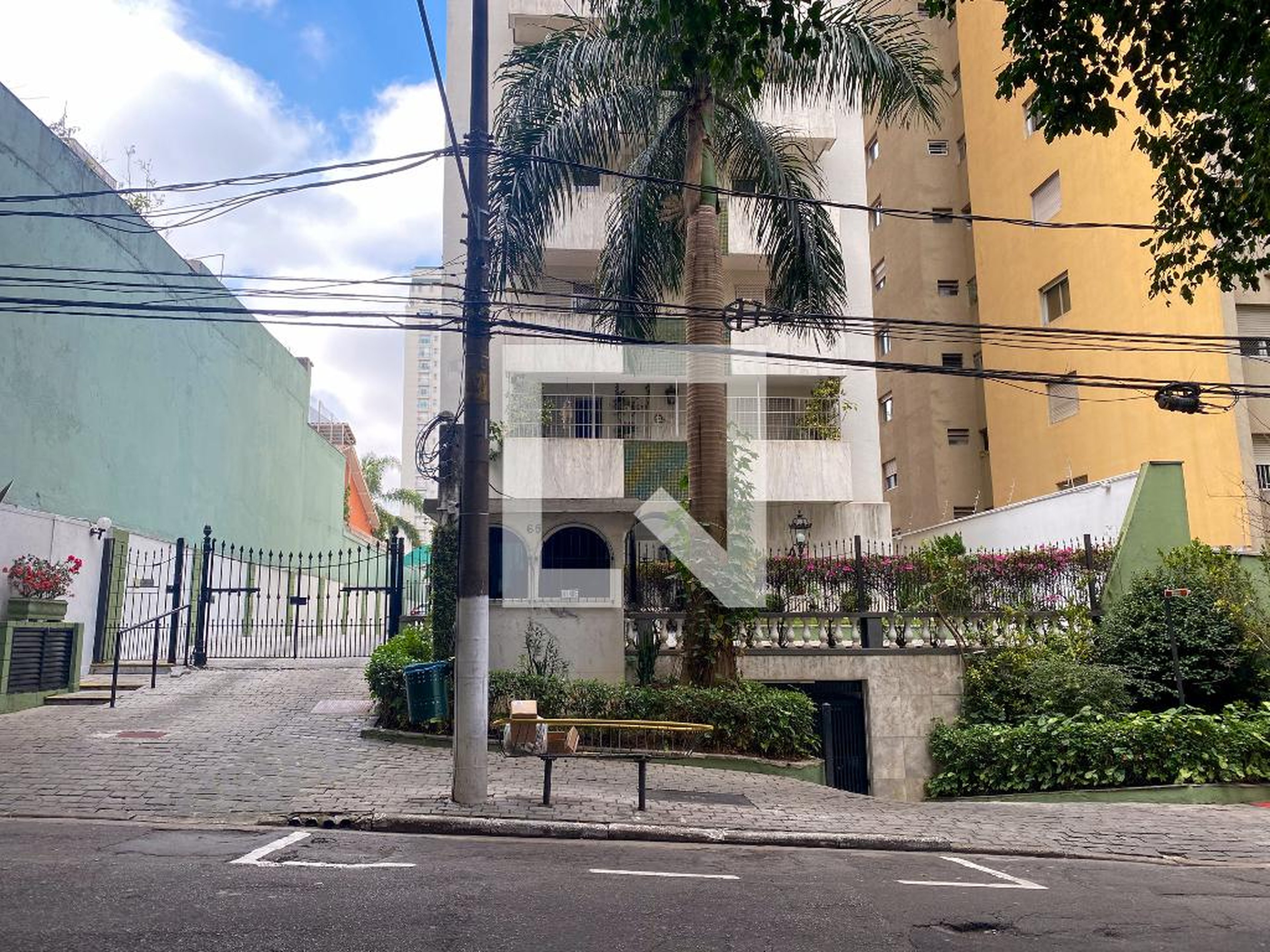 Fachada Condomínio em Rua Capitão Pinto Ferreira, 55