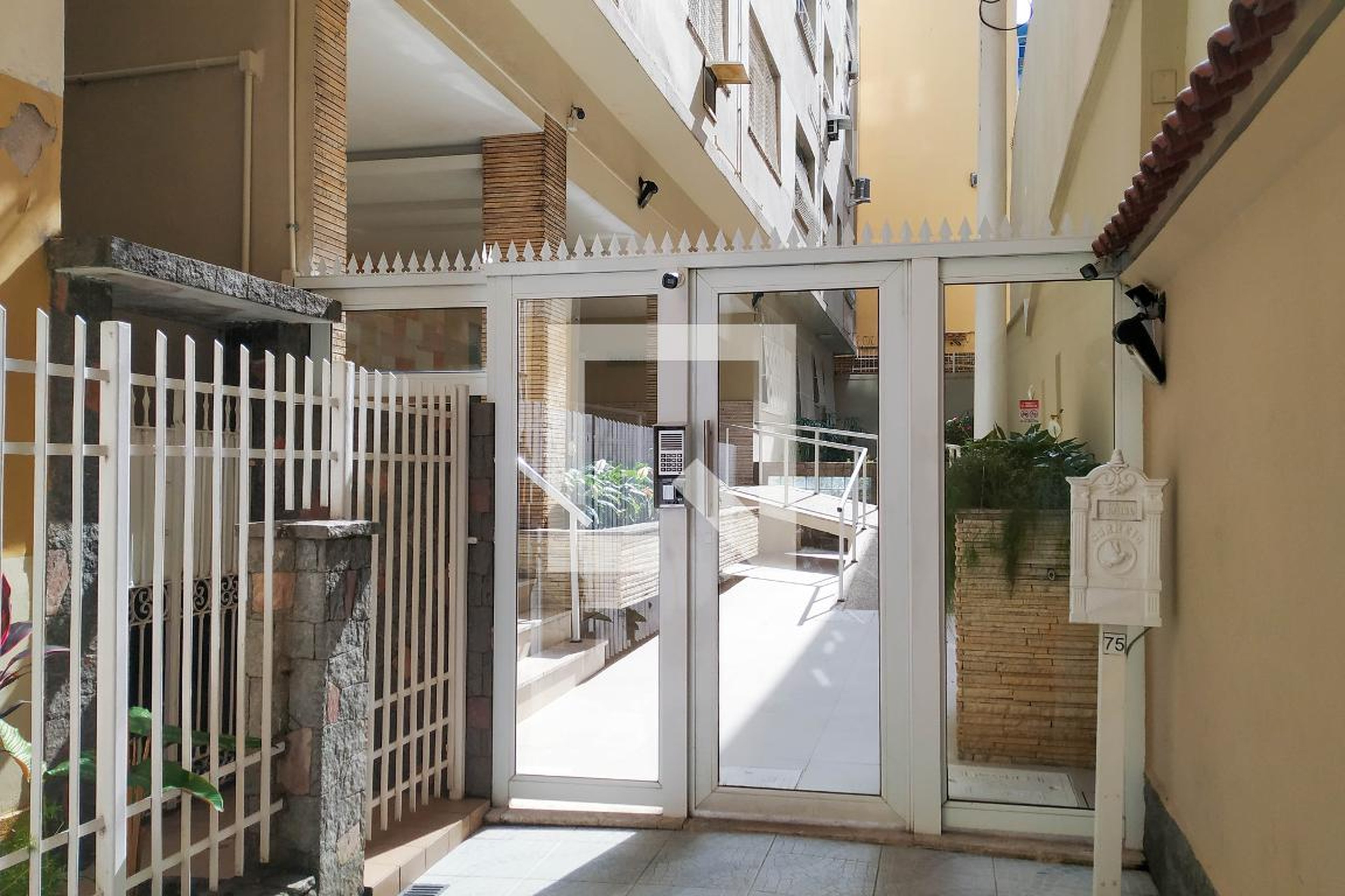 Fachada Condomínio em Rua Pereira da Silva, 75