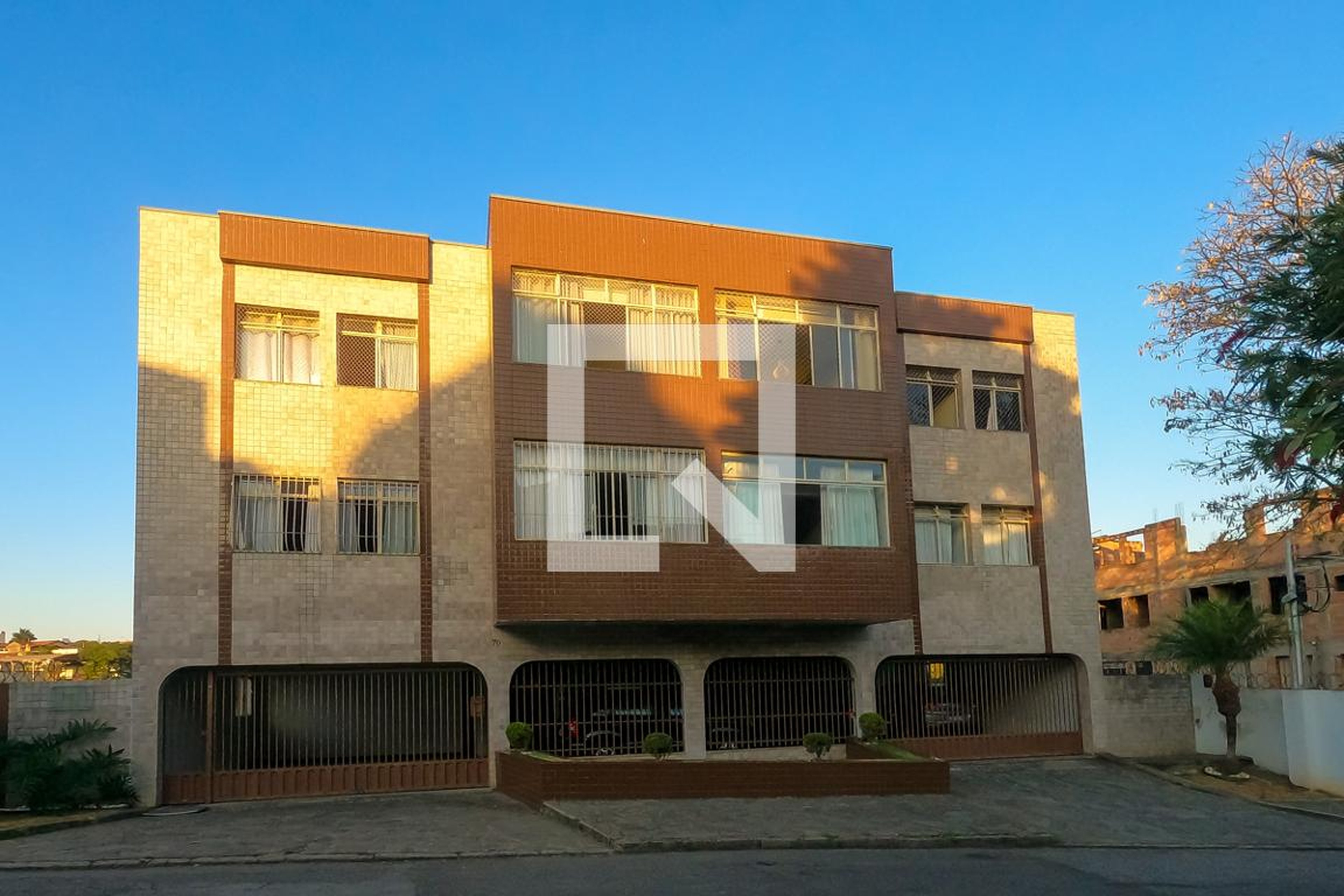 Fachada Condomínio em Rua José Maria Alkimin, 70