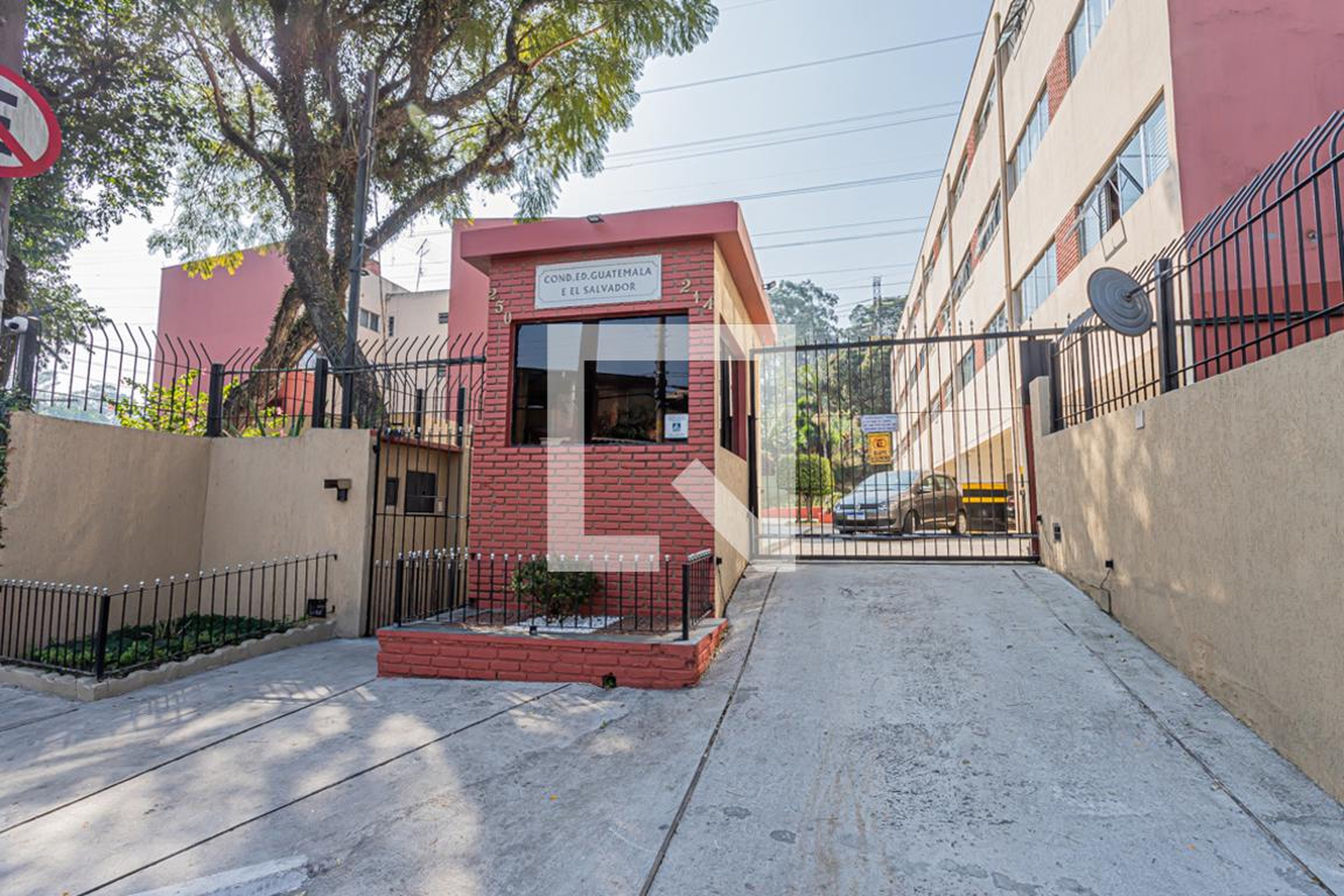 Fachada Condomínio em Rua Ademar Martins de Freitas, 100