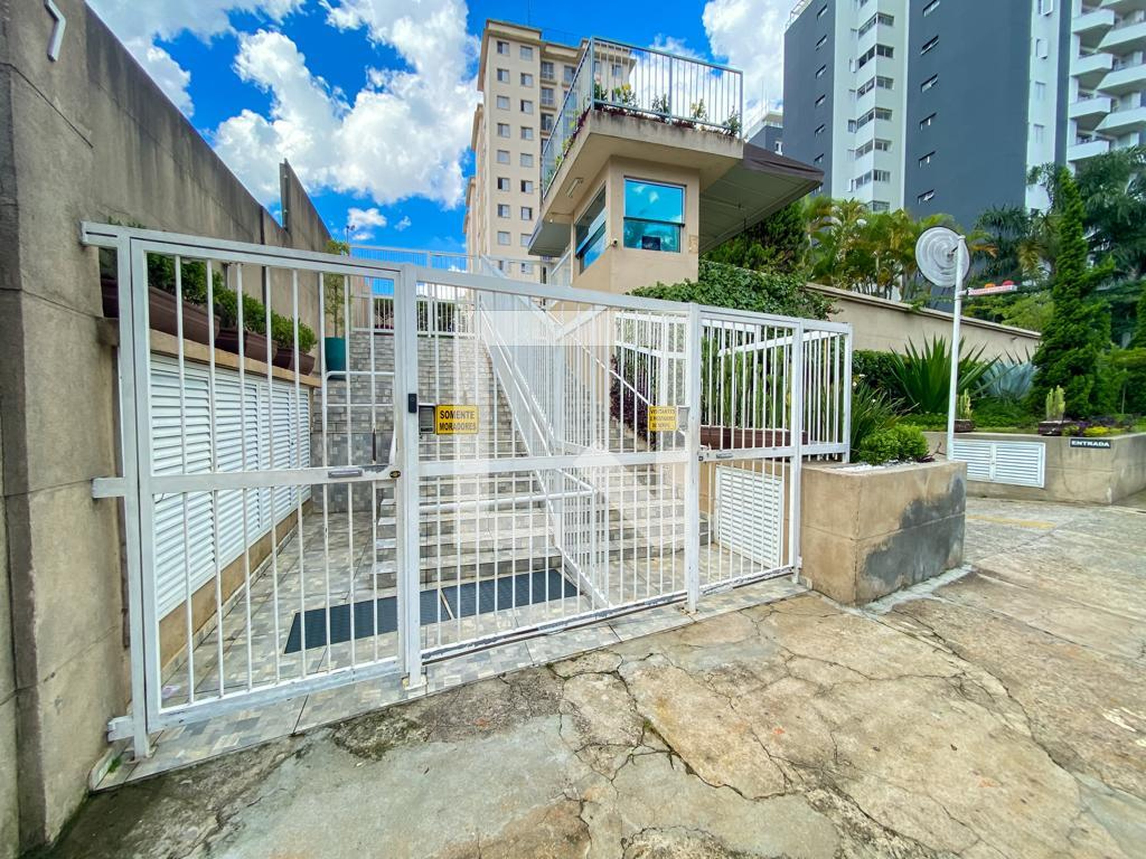 Fachada do Condomínio Condomínio Anhanguera