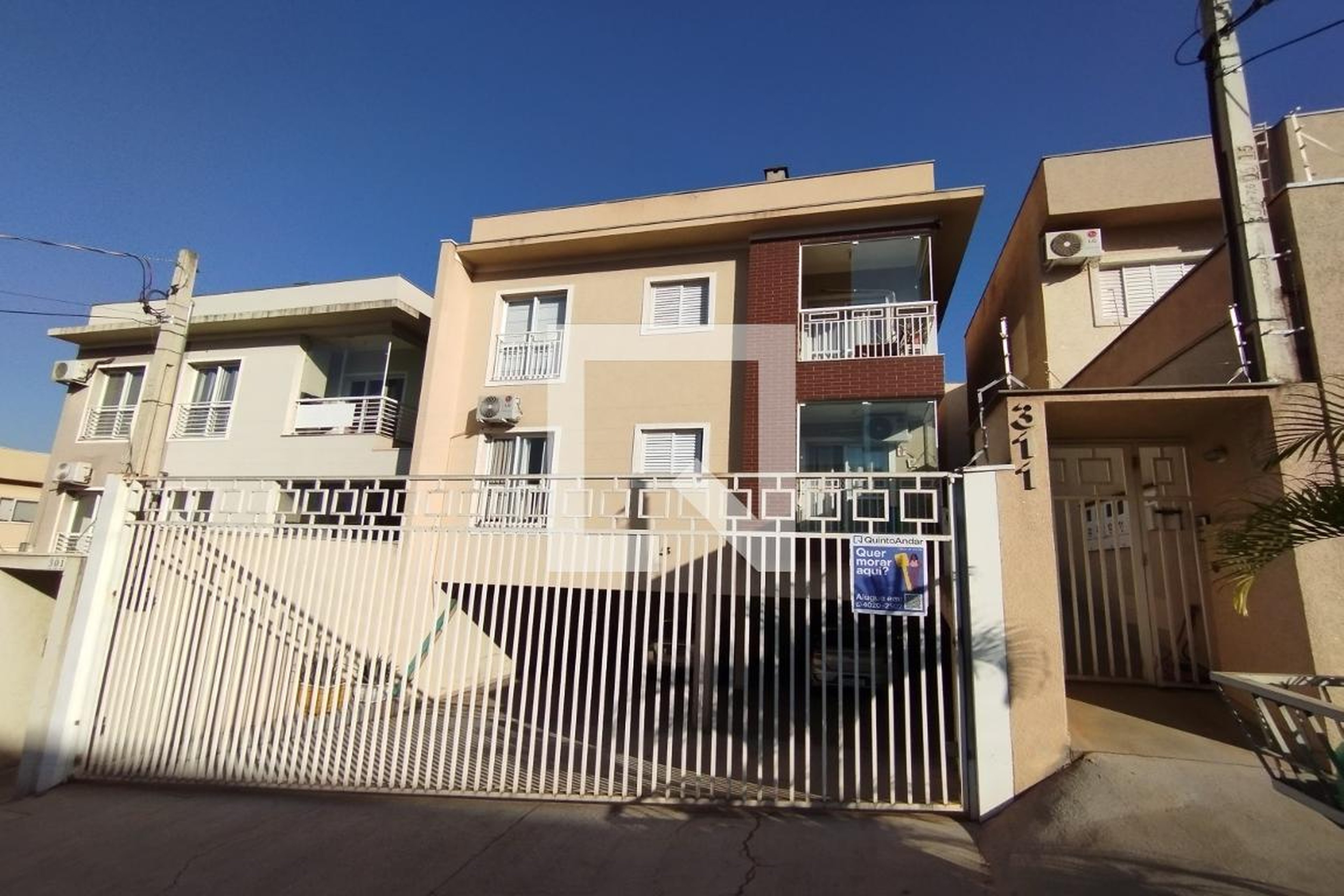 Fachada Condomínio em Rua Luciana Mara Ignacio, 311