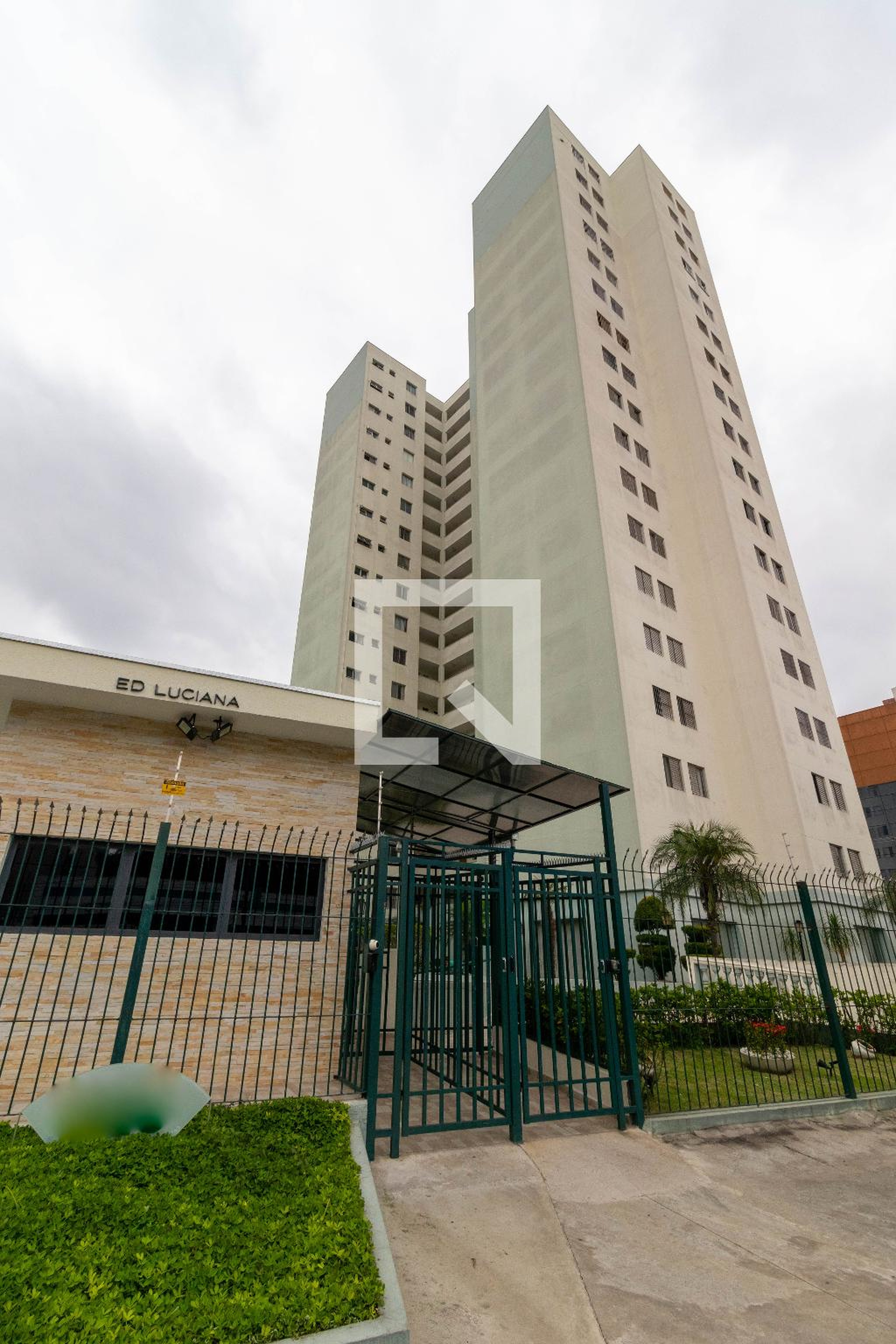 Fachada do Condomínio Edifício Luciana