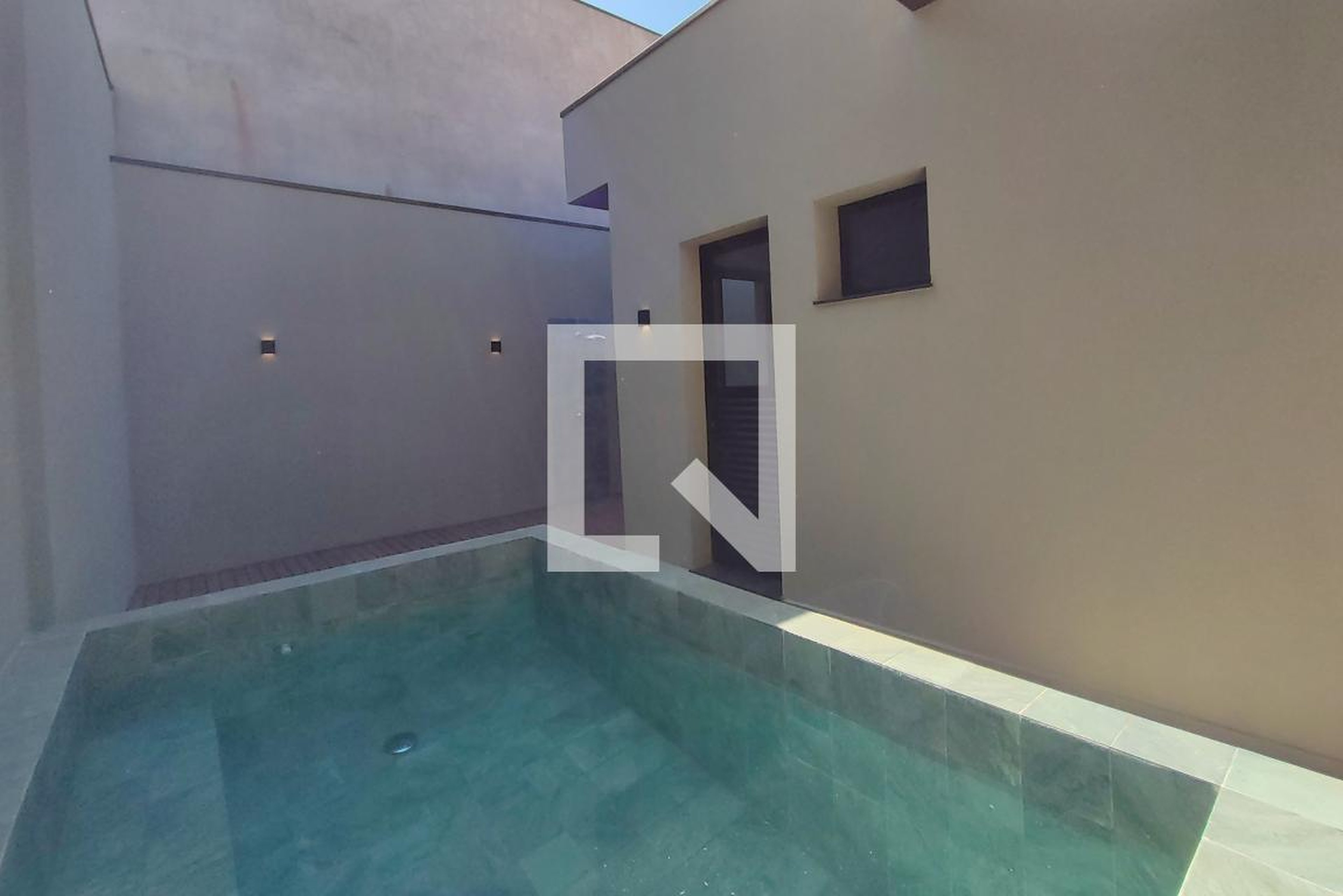 Piscina Condomínio em Rua Raul Arthur Rocha, 56