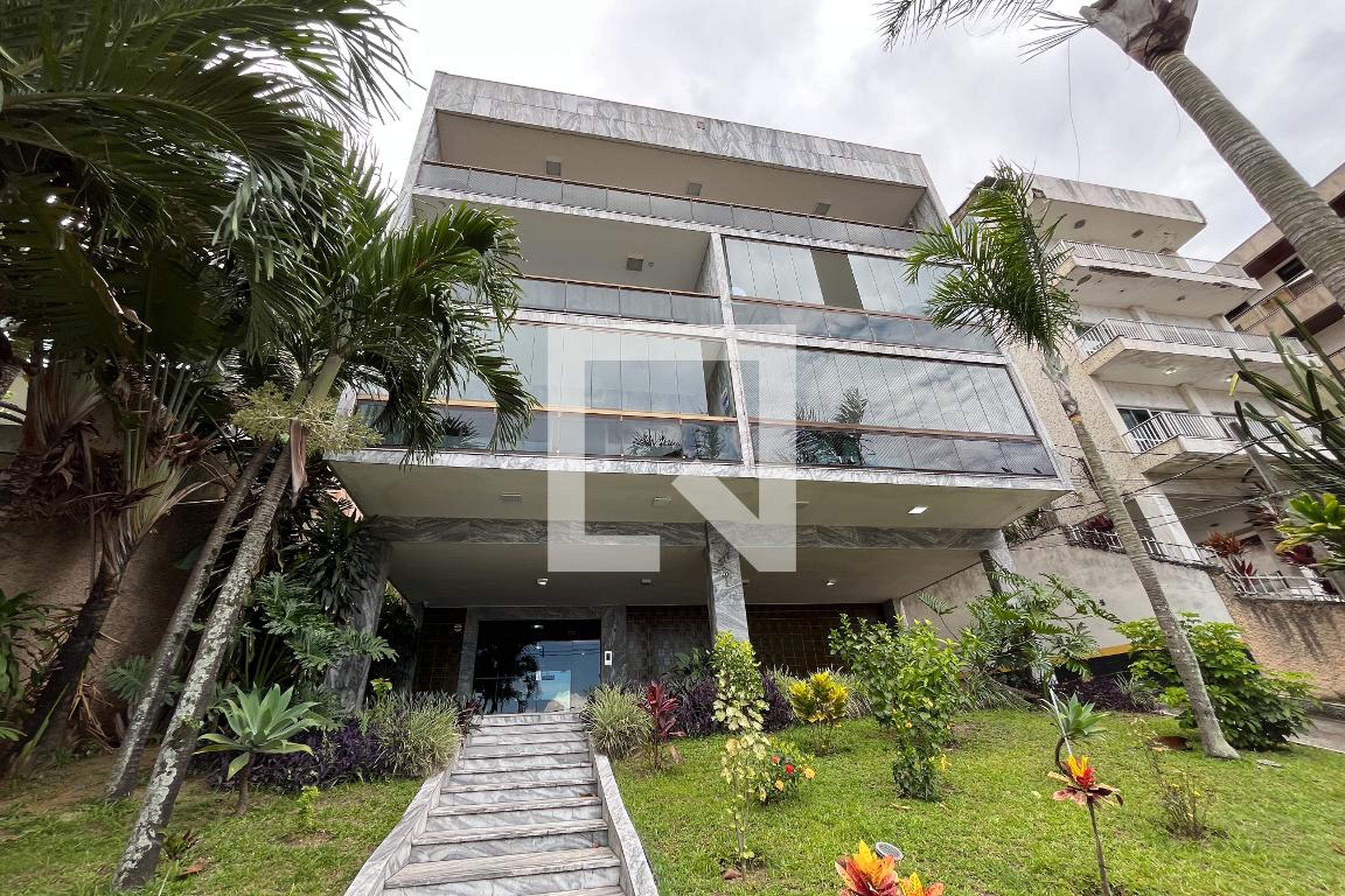 Fachada Condomínio em Praia da Bica, 377