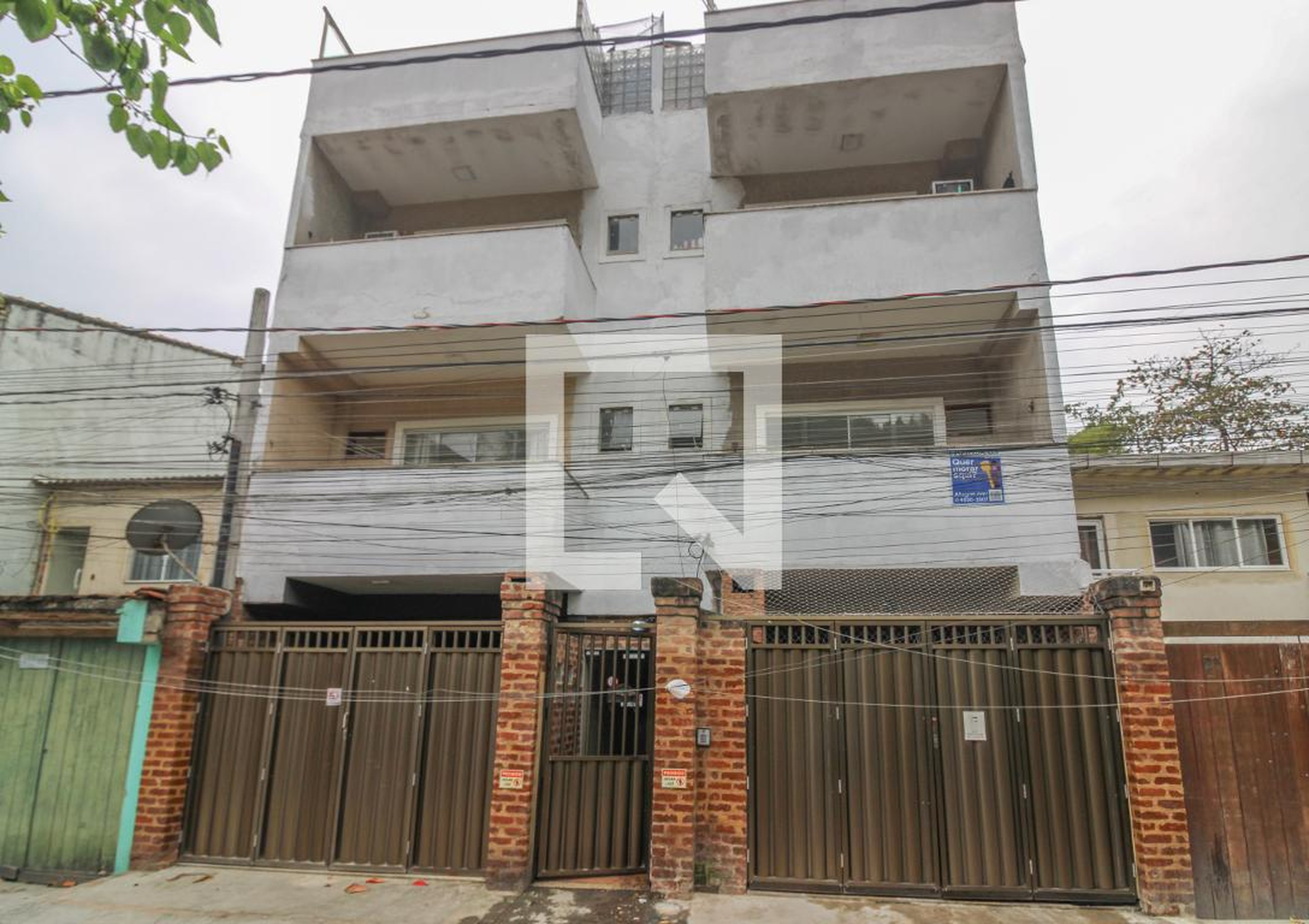 Fachada Condomínio em Rua Oito W, 2