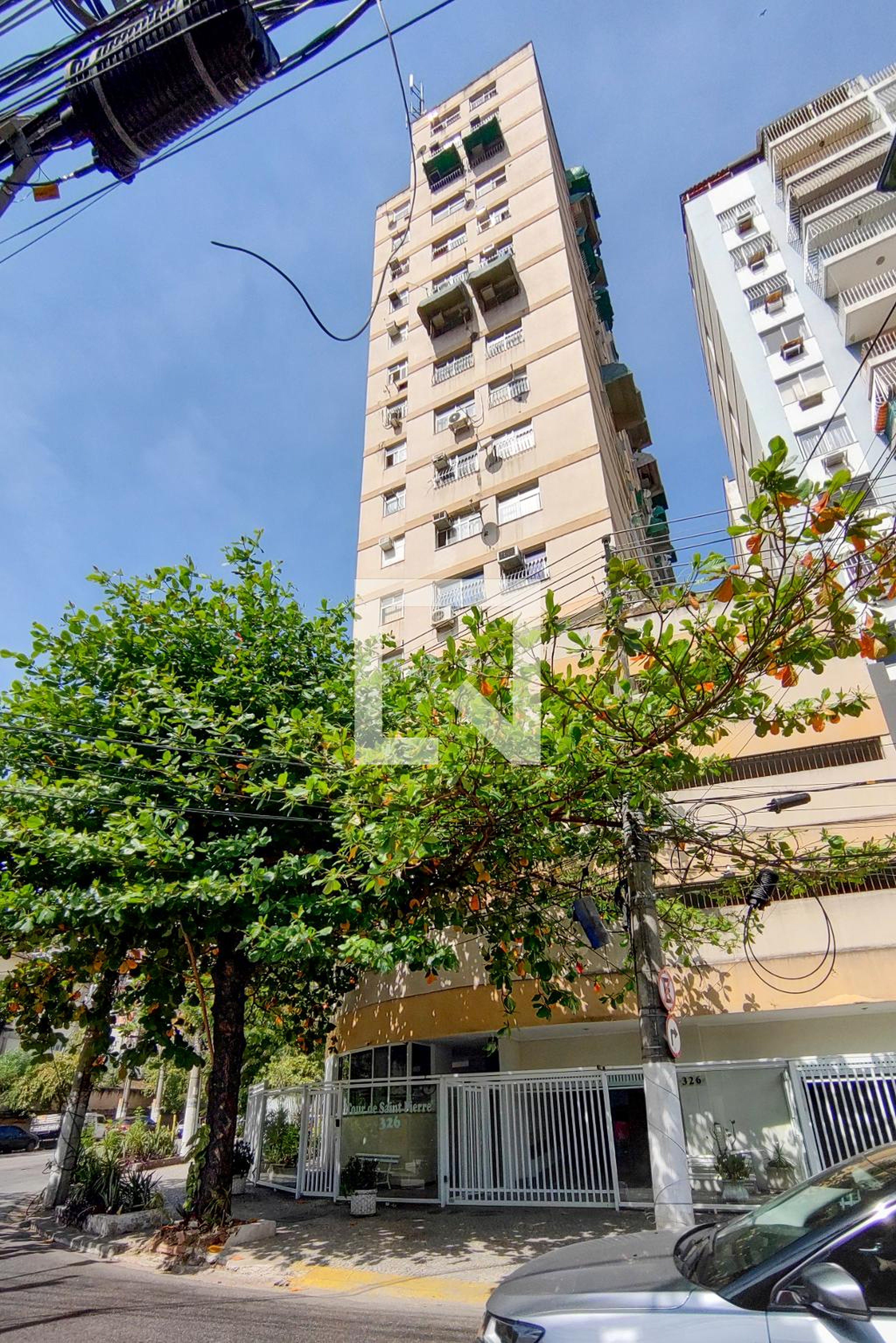 Fachada do condomínio Condomínio Tour de Saint Pierre