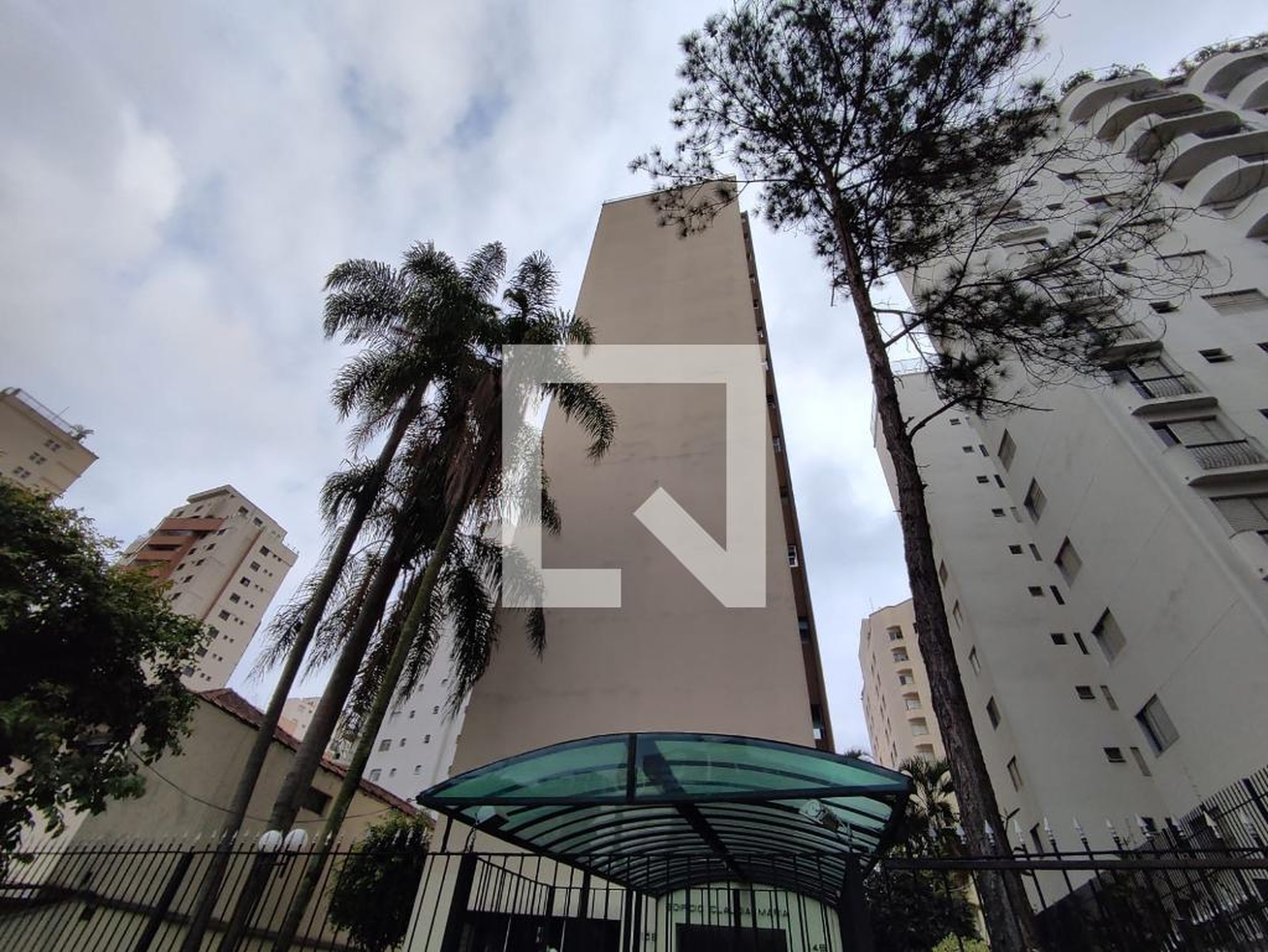 Fachada do Condomínio Edifício Claudia Maria