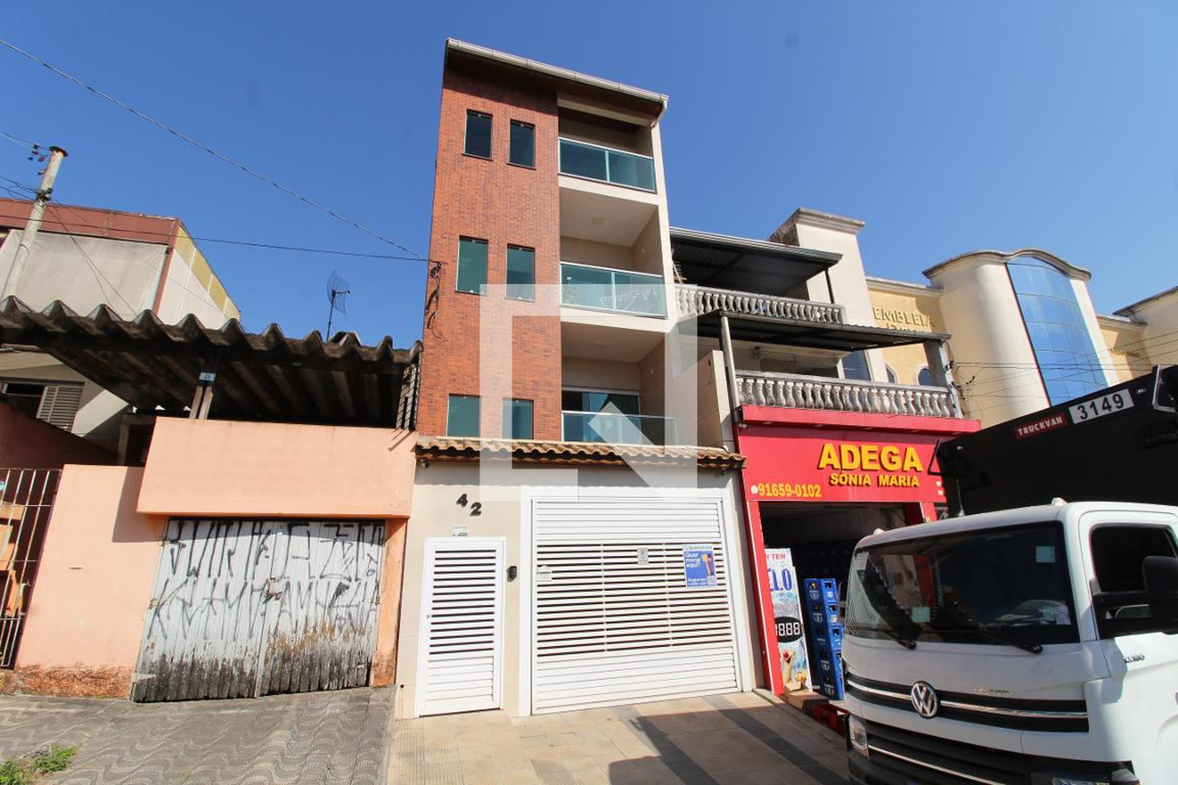 Fachada Condomínio em Rua Carmem Cunha, 42