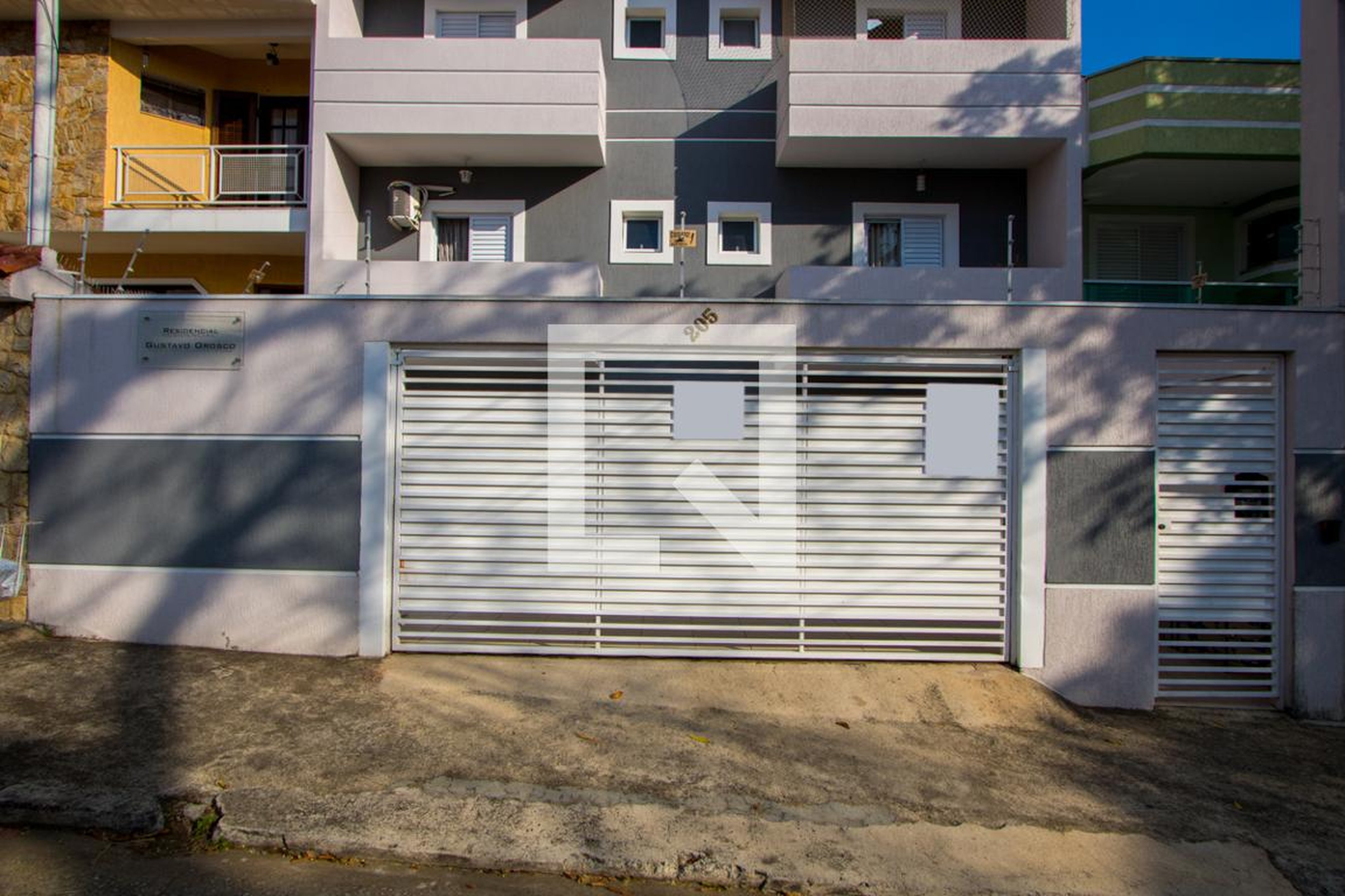 Fachada Condomínio em Rua Carneiro Leão, 205