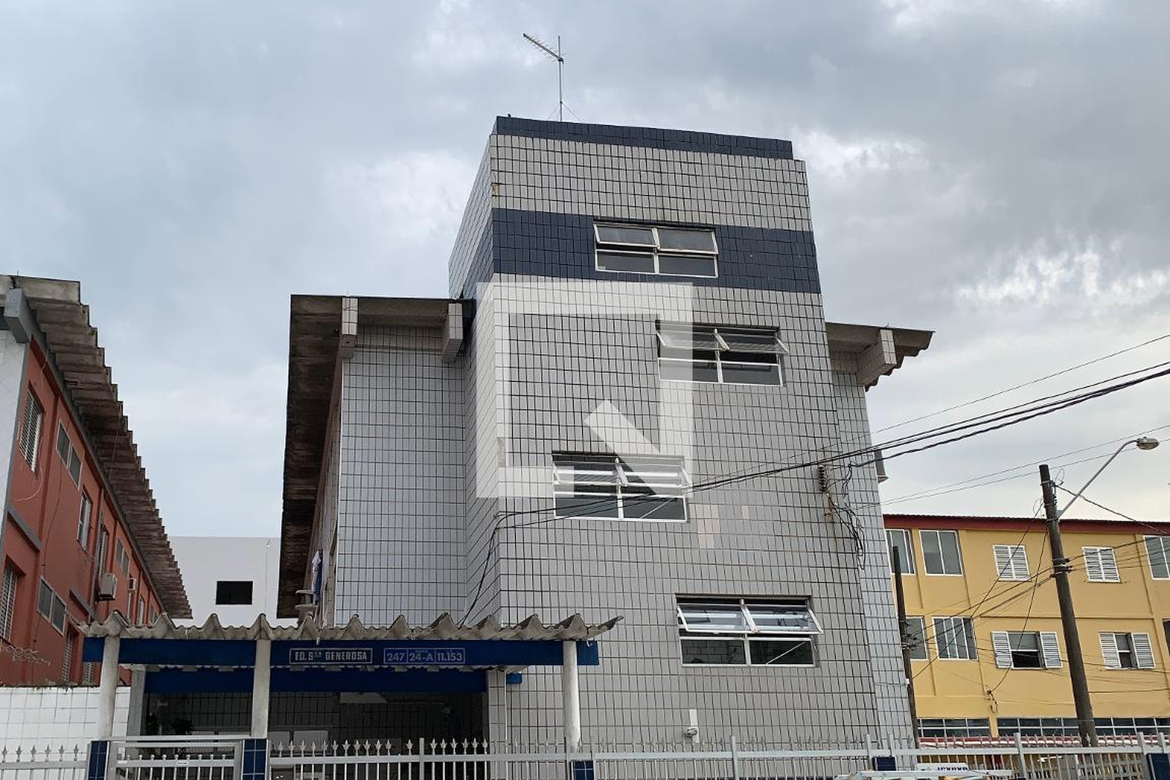 Fachada Condomínio em Rua Kikusaburo Tanaka, 247