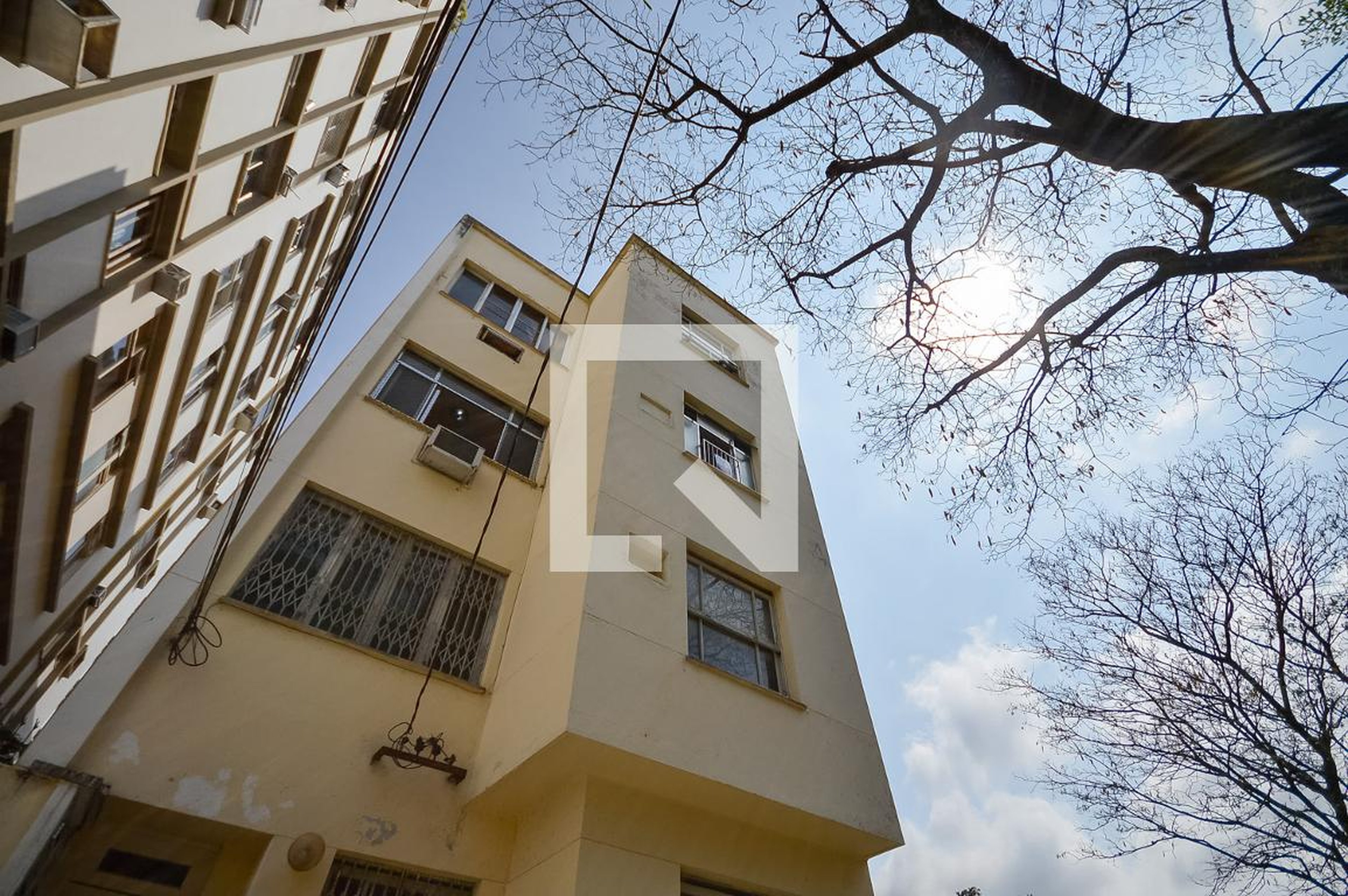 Fachada Condomínio em Rua Sousa Cruz, 120