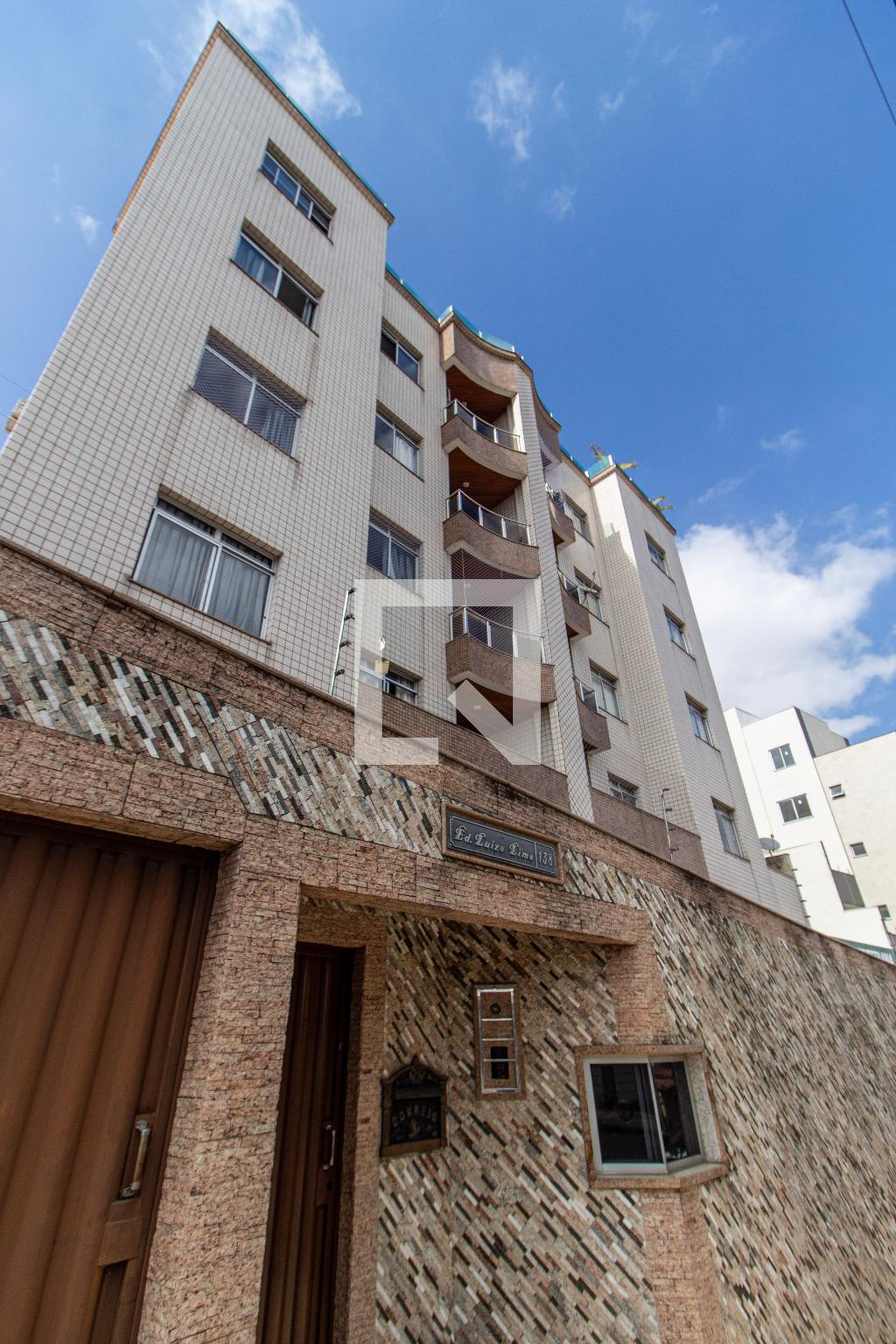 Fachada Condomínio em Rua Ipuera, 138