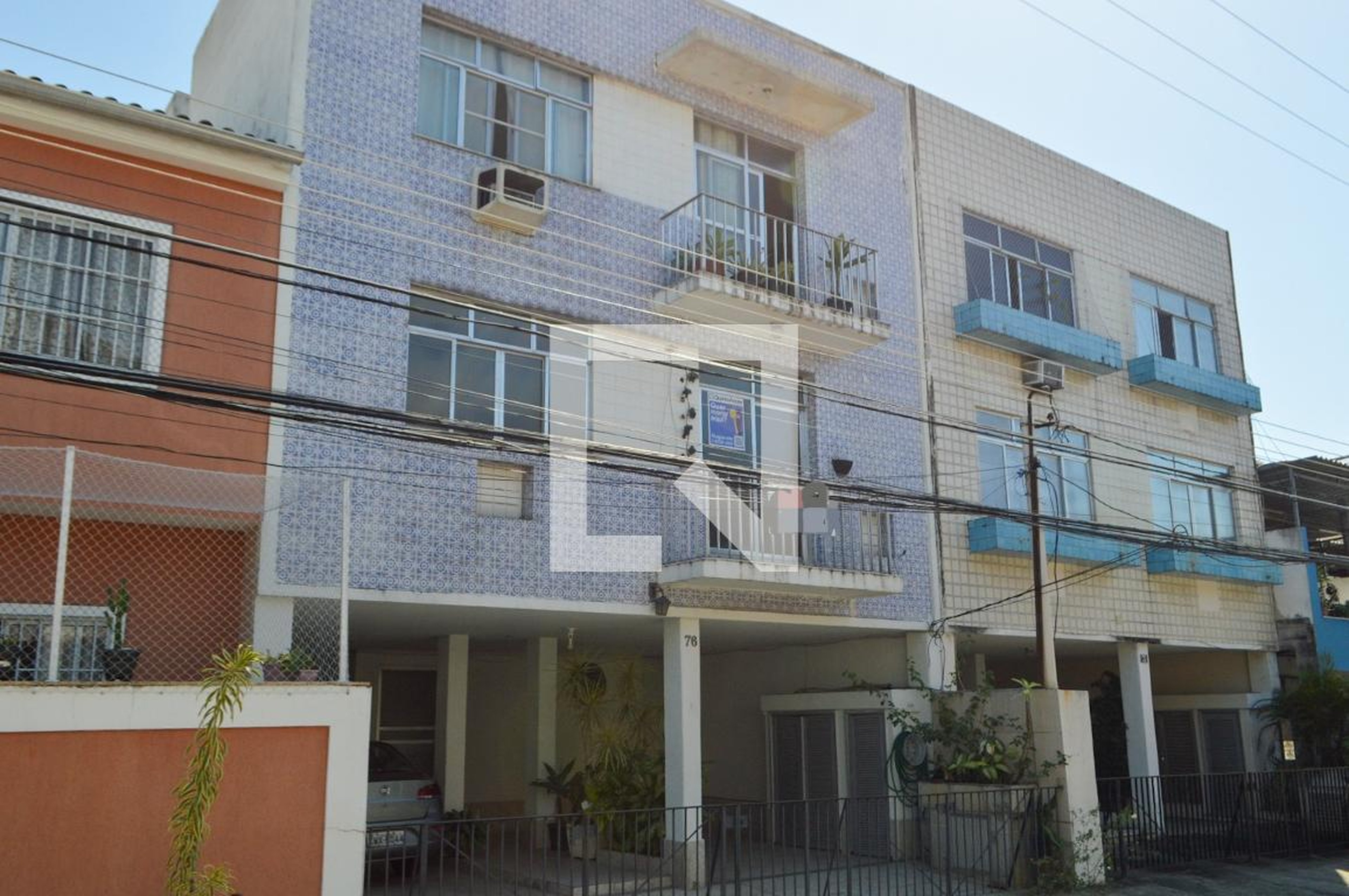 Fachada do Prédio Condomínio em Estrada do Cafundá, 76