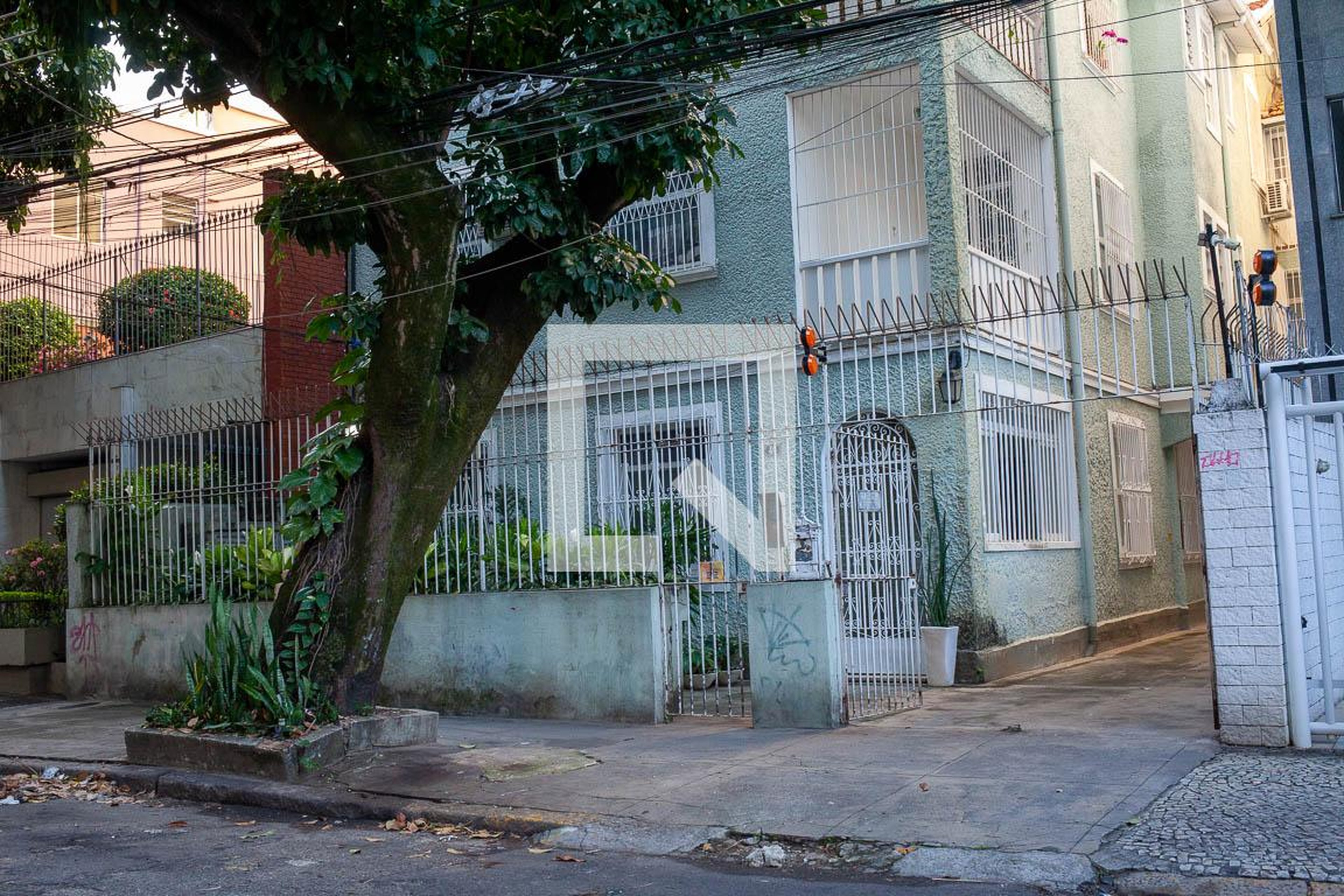 Fachada Condomínio em Rua Silva Guimarães, 40