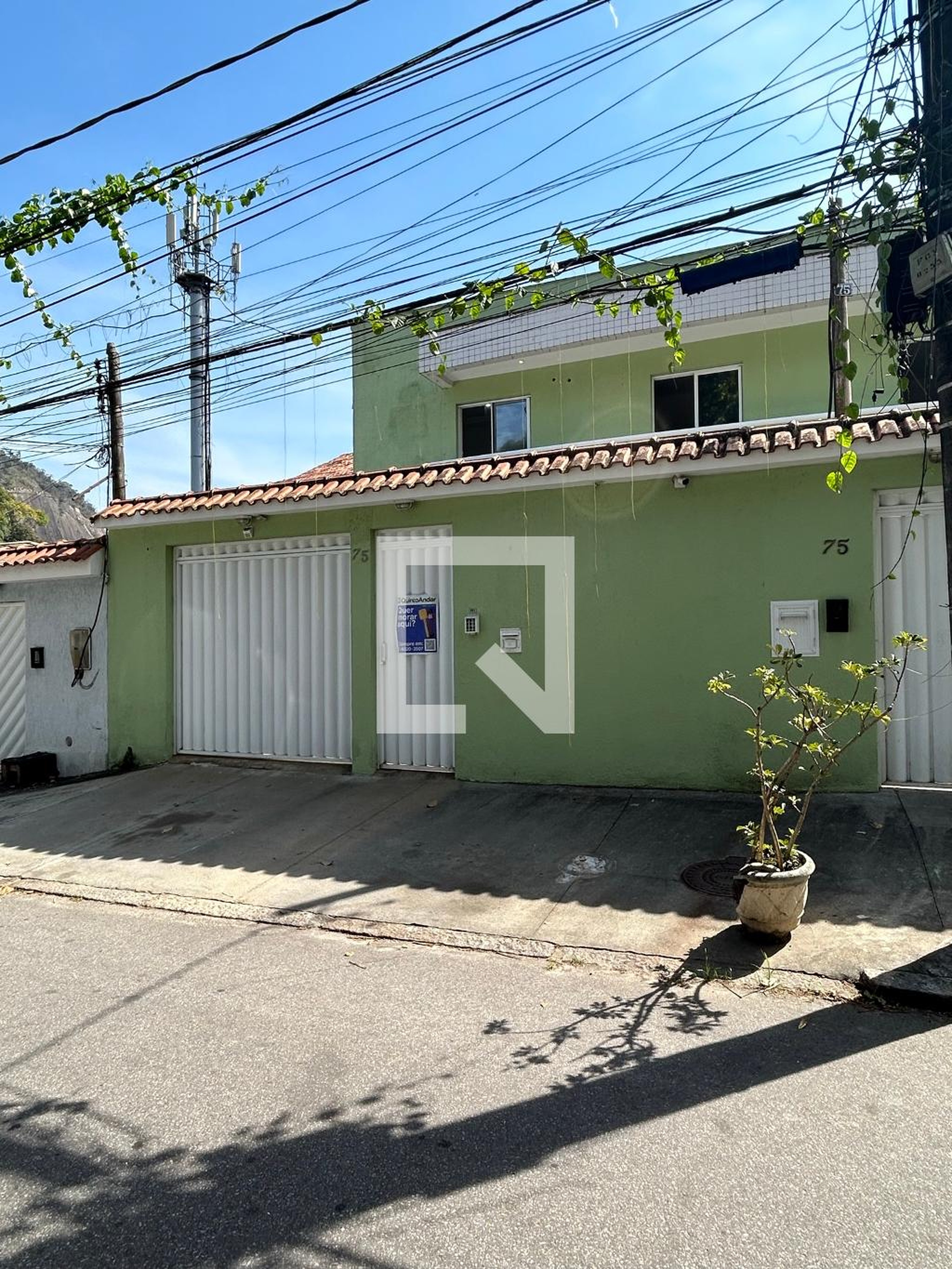 Fachada Condomínio em Rua Doná Flôr, 75