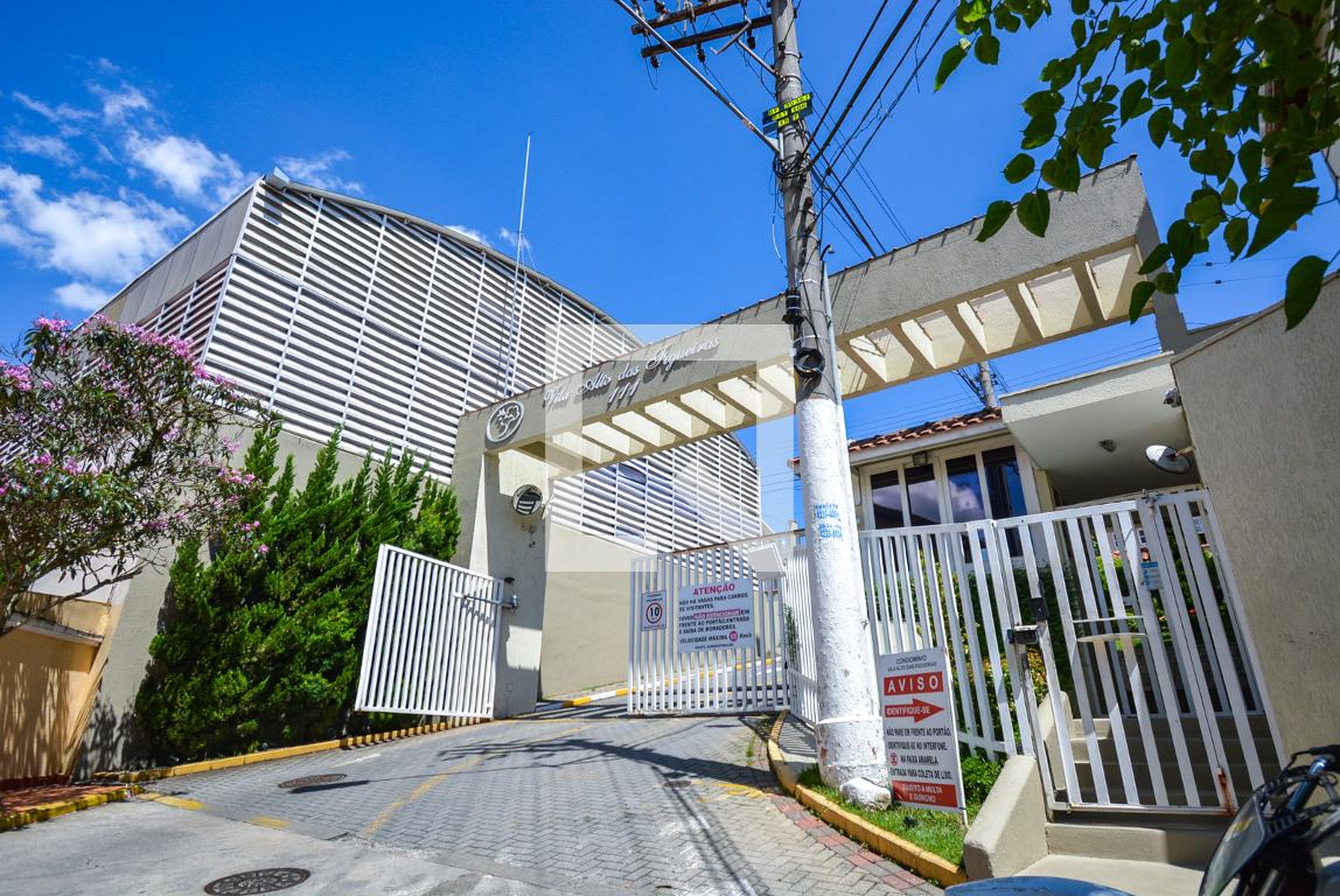 Fachada do Condomínio Condomínio Alto das Figueiras