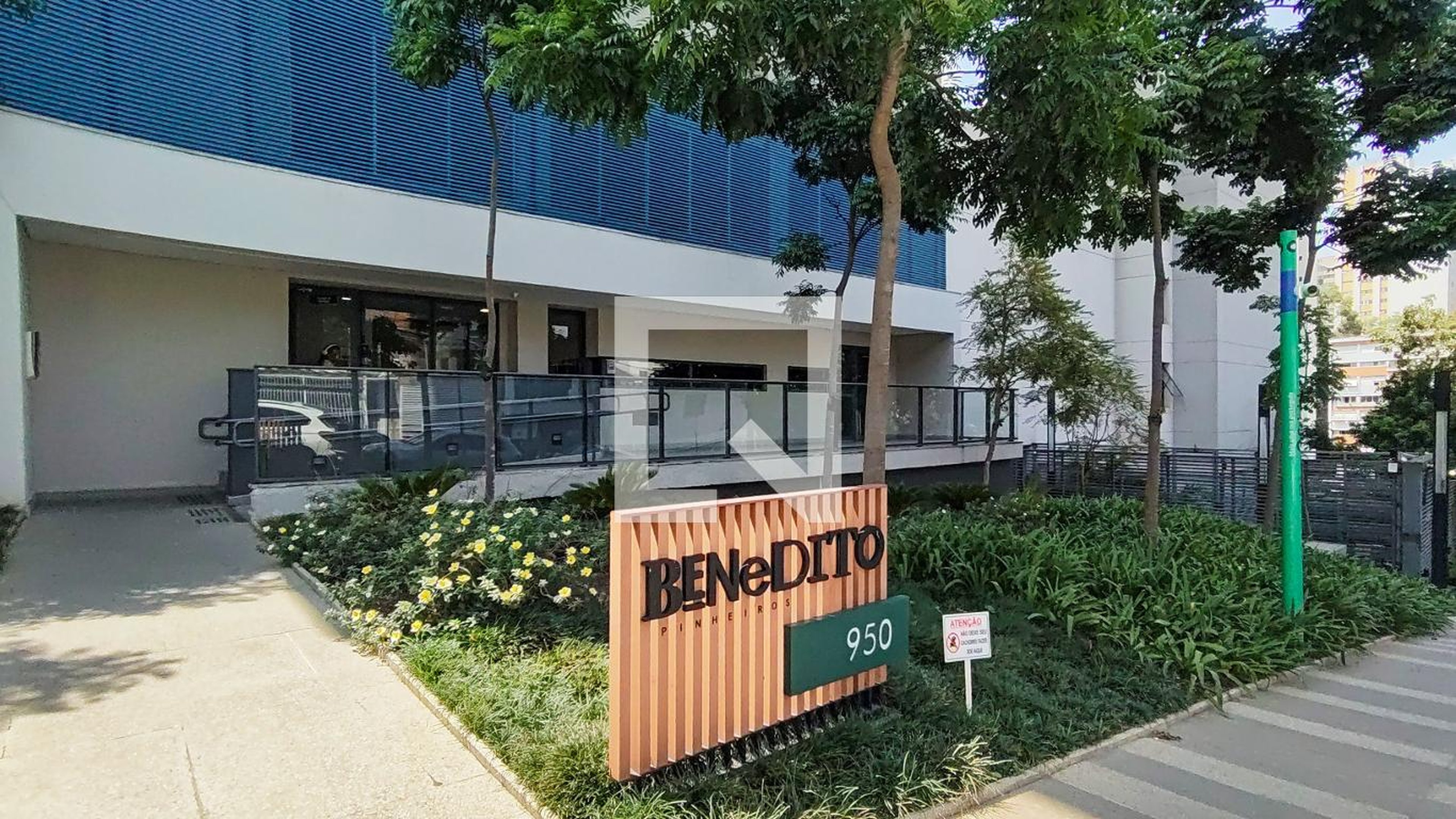 Fachada Condomínio em Rua Cristiano Viana, 490