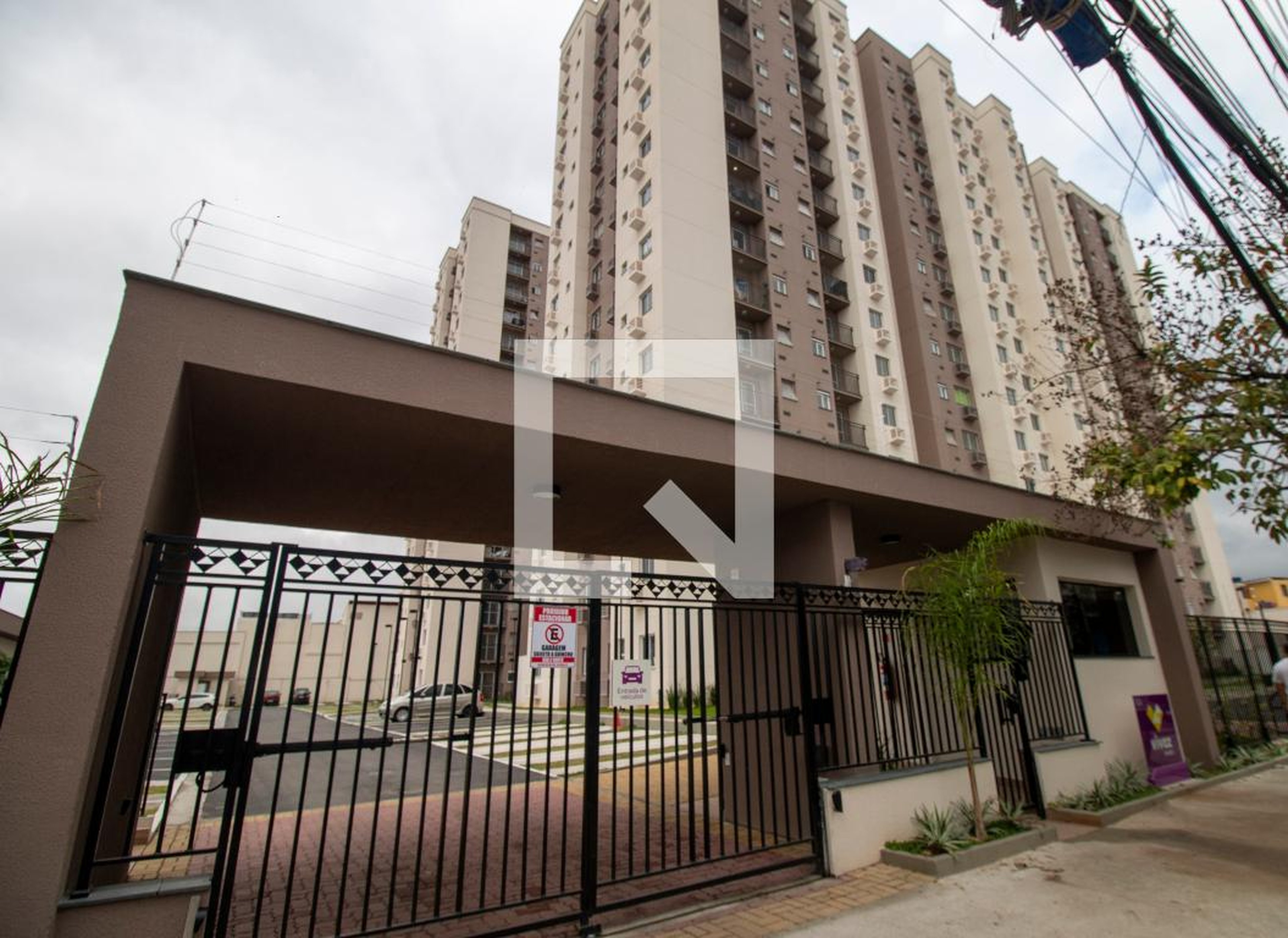 Fachada do condomínio Condomínio em Rua João Romariz, 128