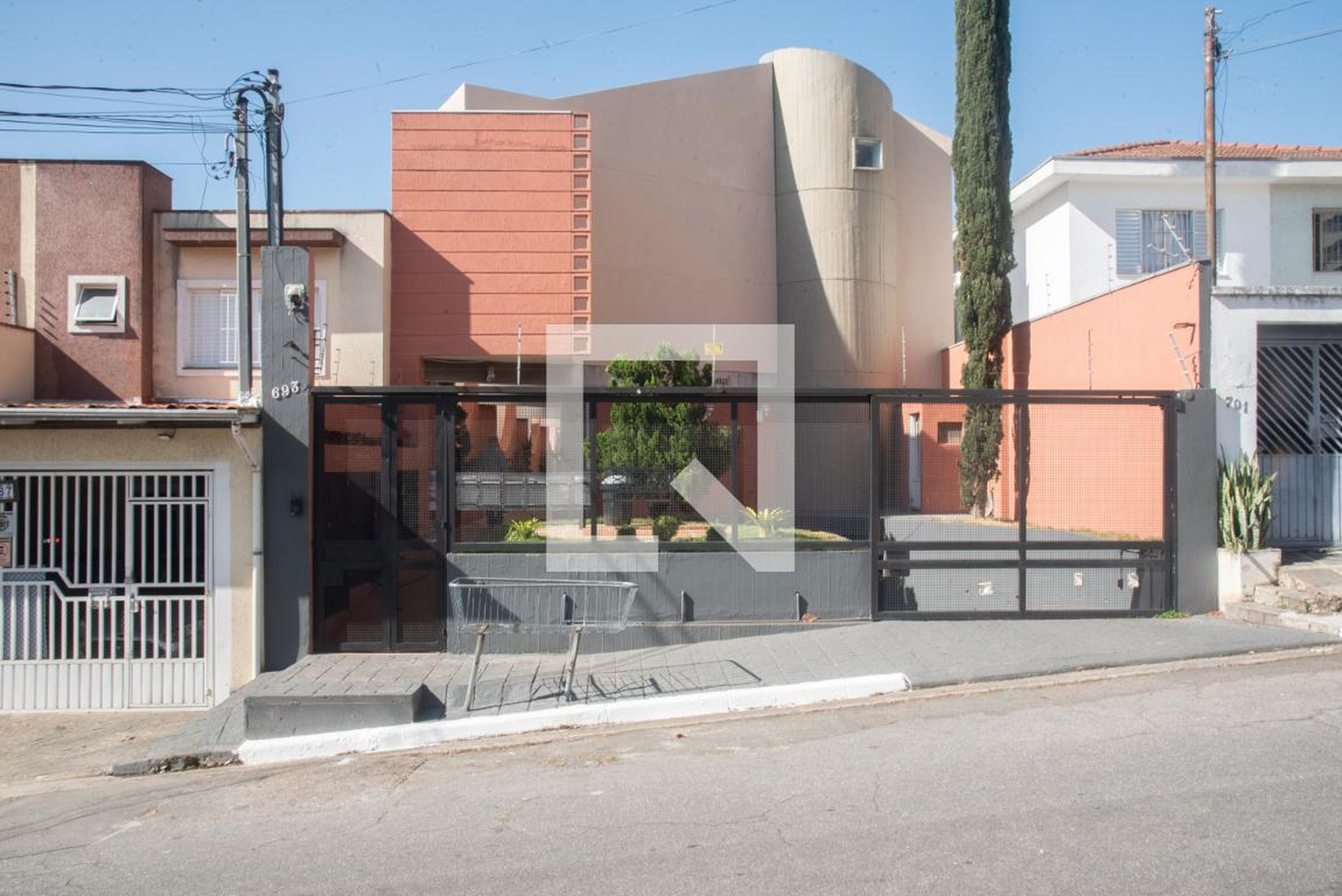 Fachada Condomínio em Rua Artur Thiré, 693