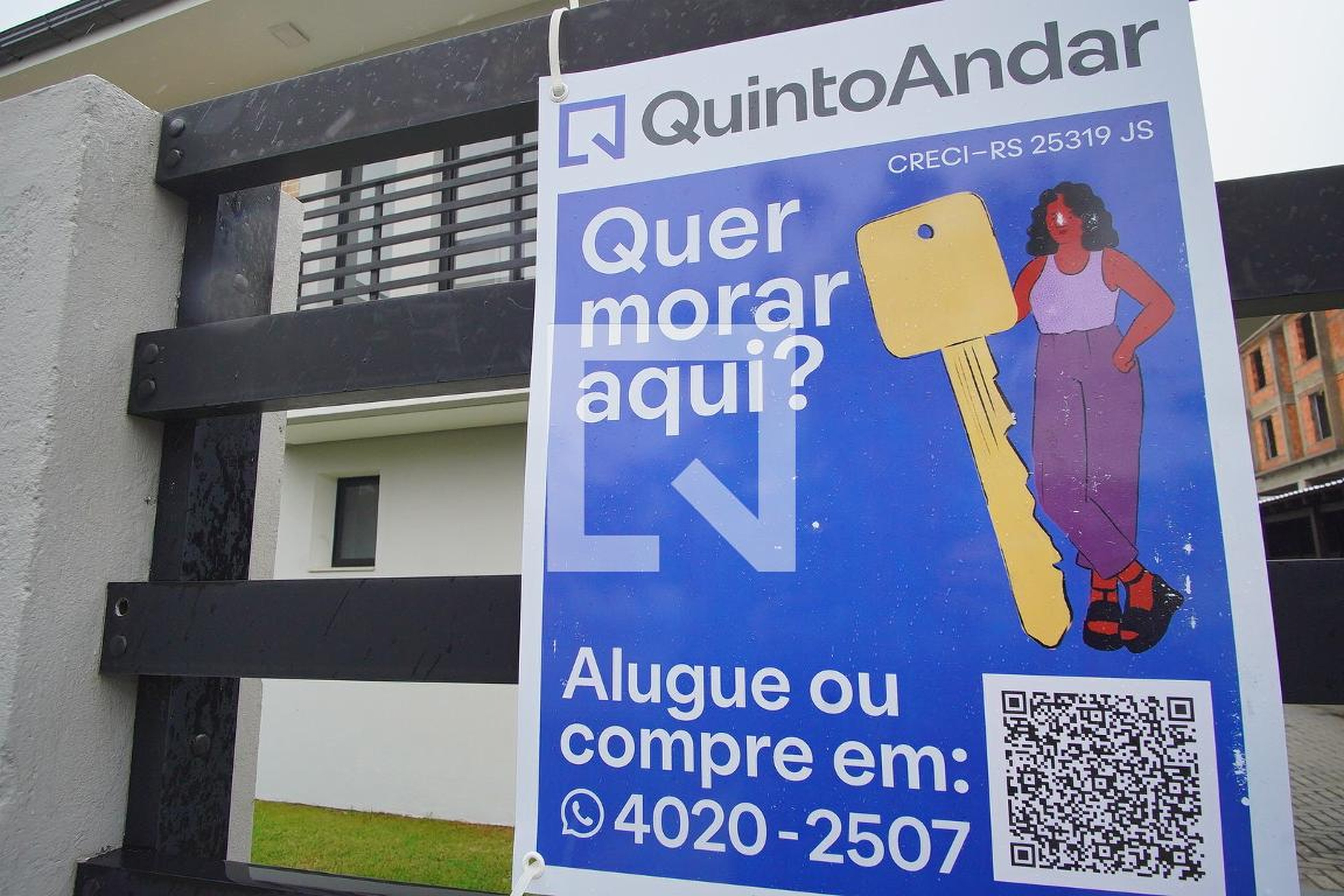 Fachada Condomínio em Rua Leonel Pereira, 668