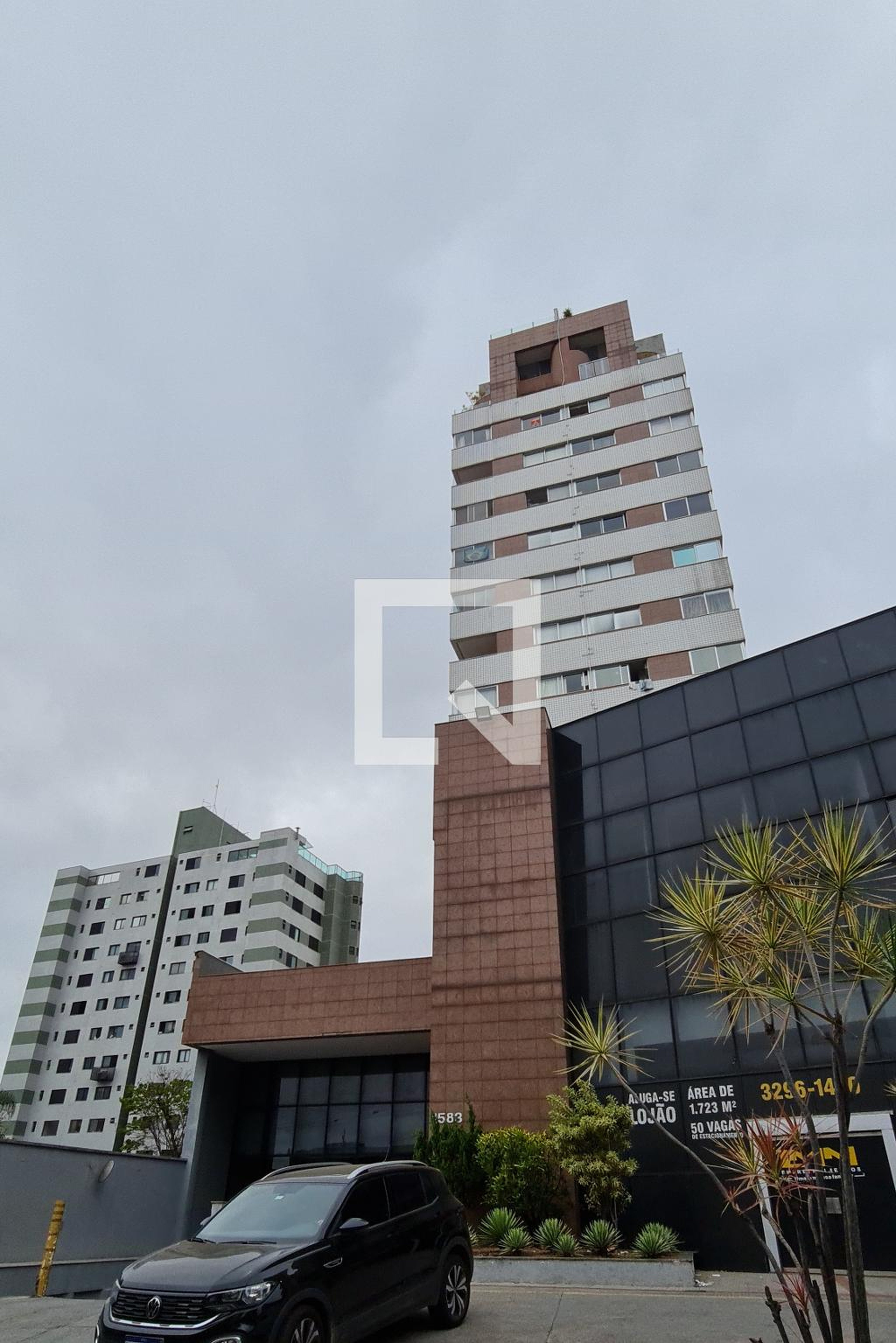 Fachada do prédio Edifício Raja Residence