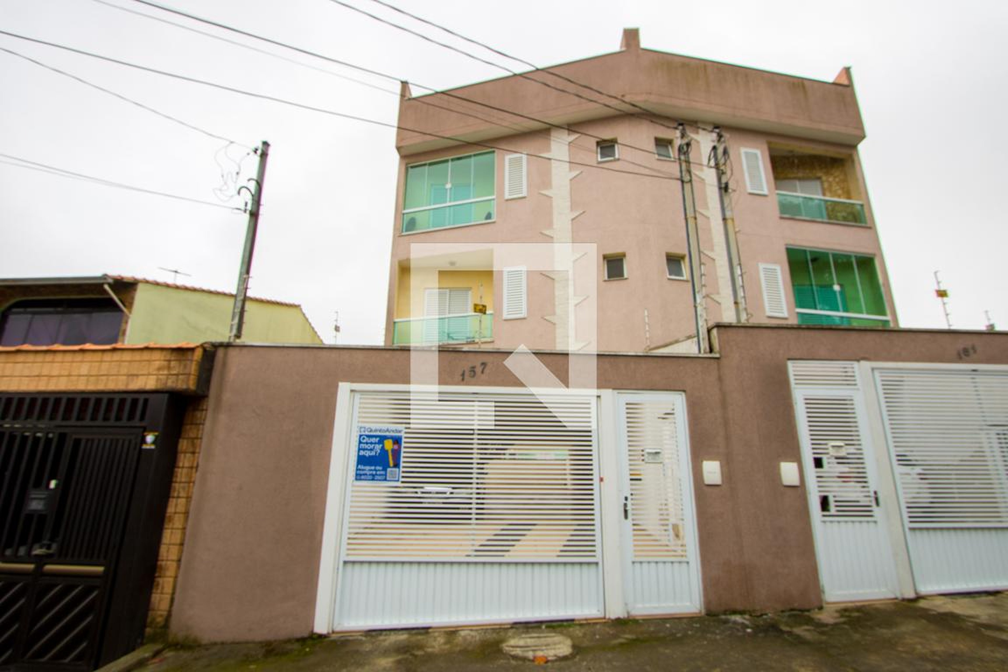 Fachada Condomínio em Rua Milton Barreto, 157