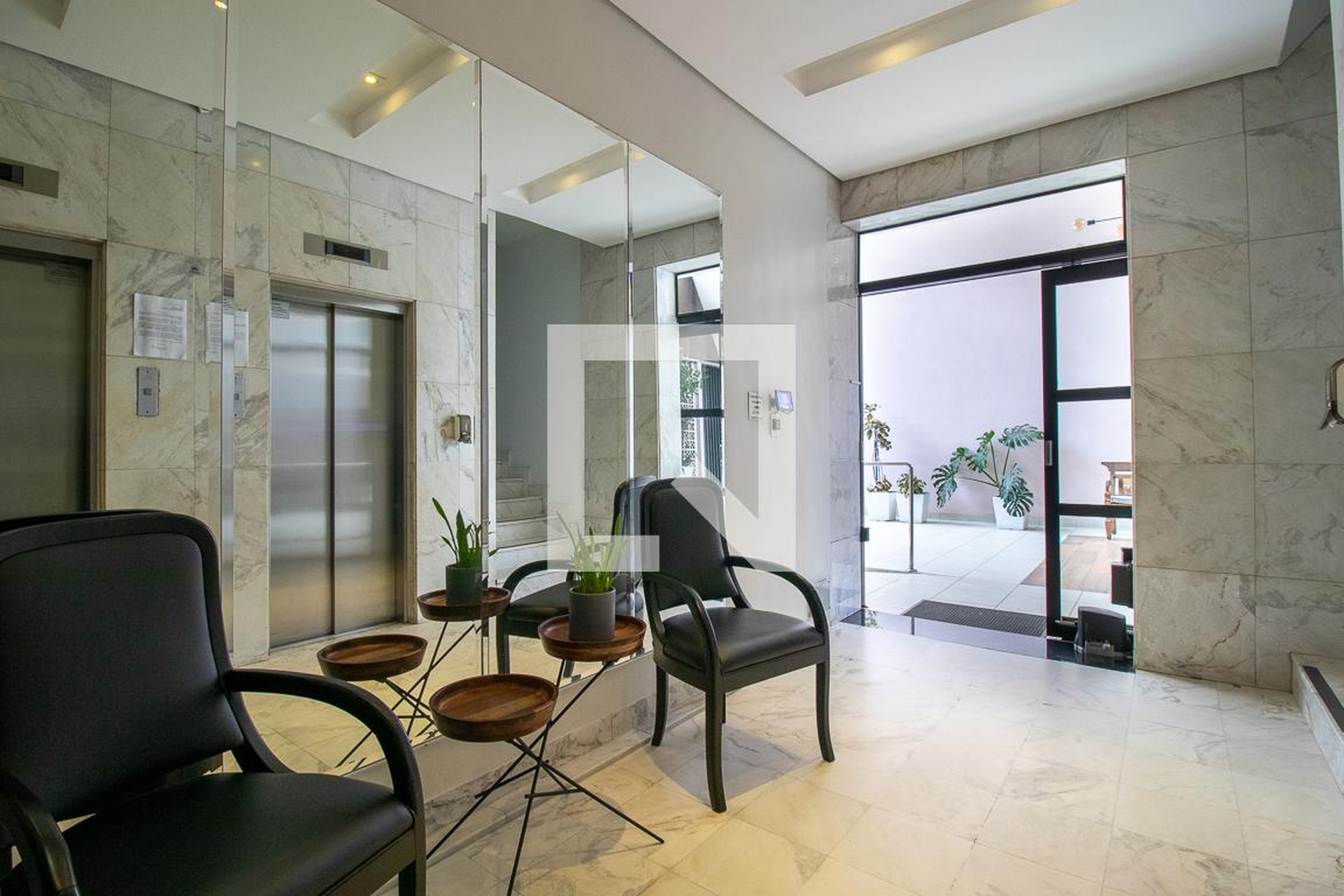 Hall de entrada Condomínio em Rua Brigadeiro Franco, 1491