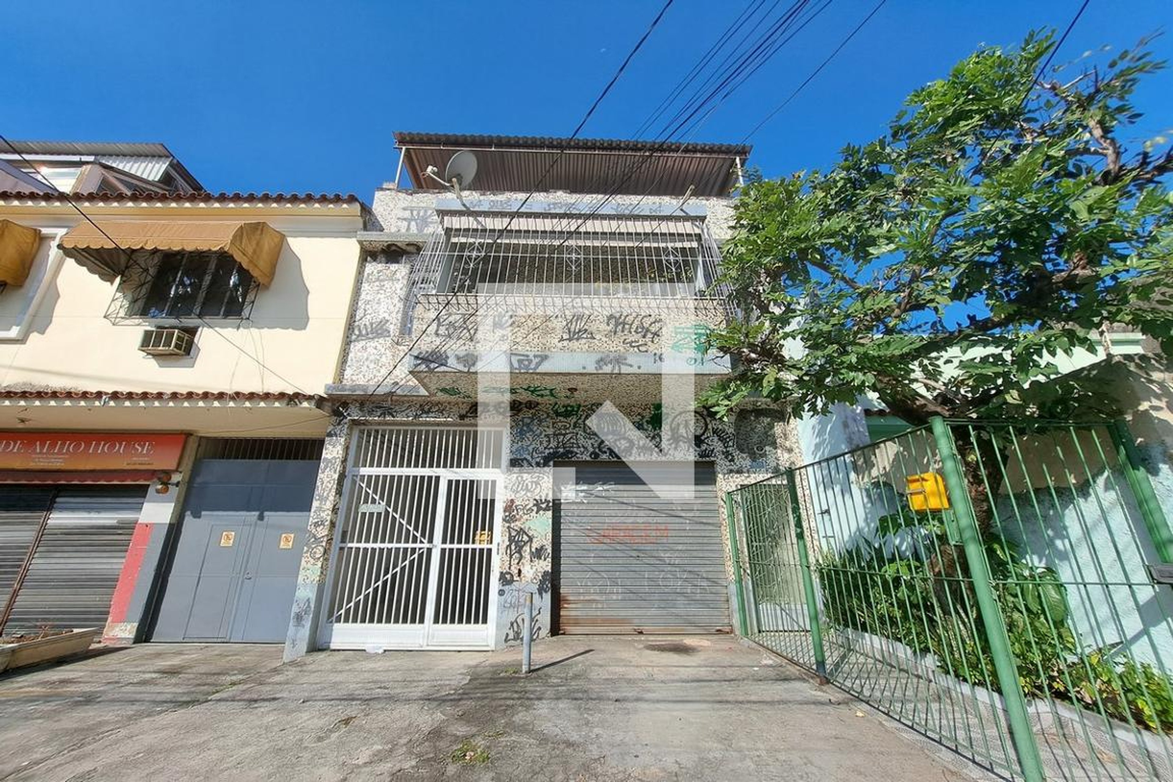 Fachada Condomínio em Rua Magalhães Castro, 101