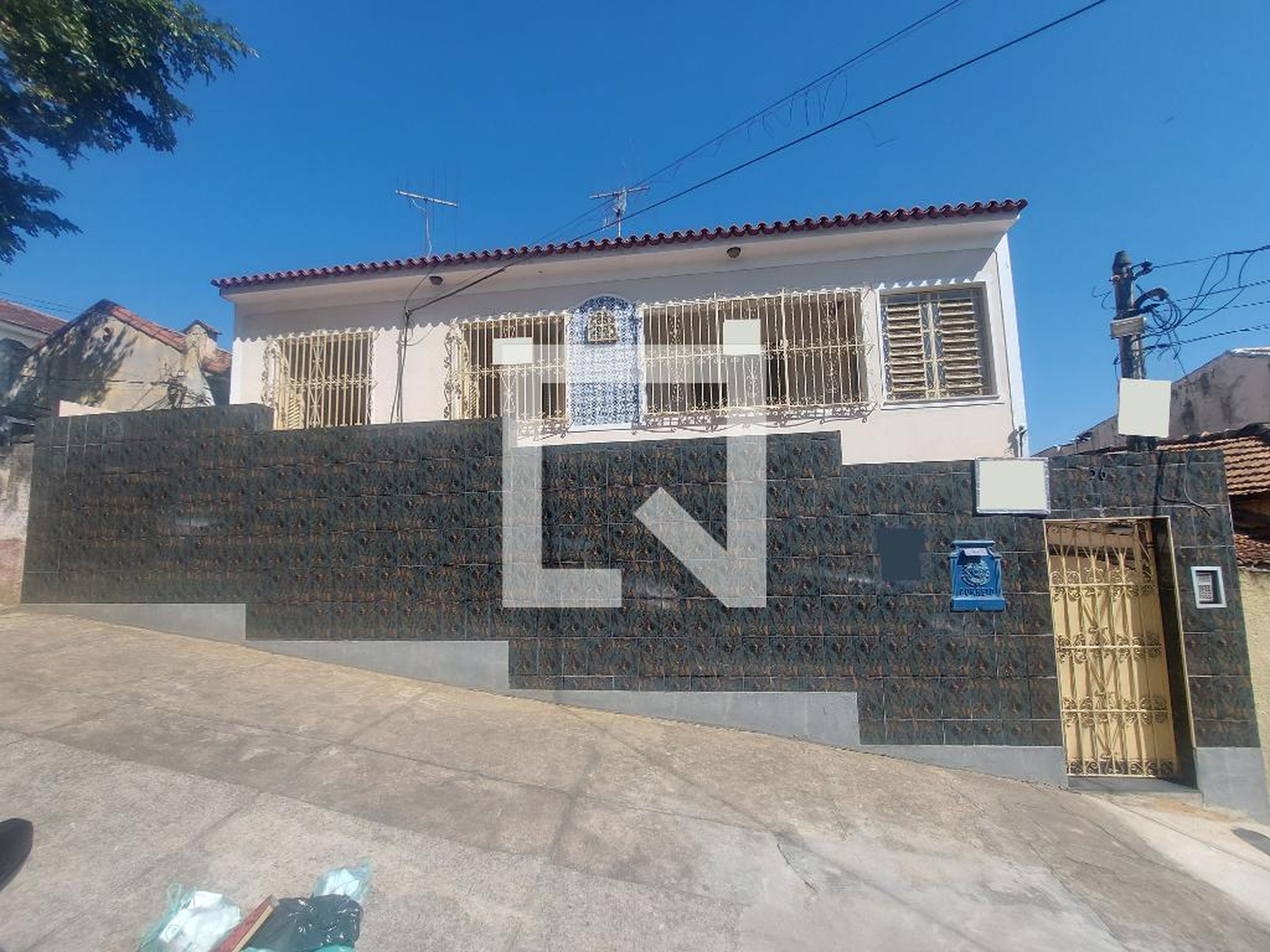 Fachada do Prédio Condomínio em Rua Primo Teixeira, 36