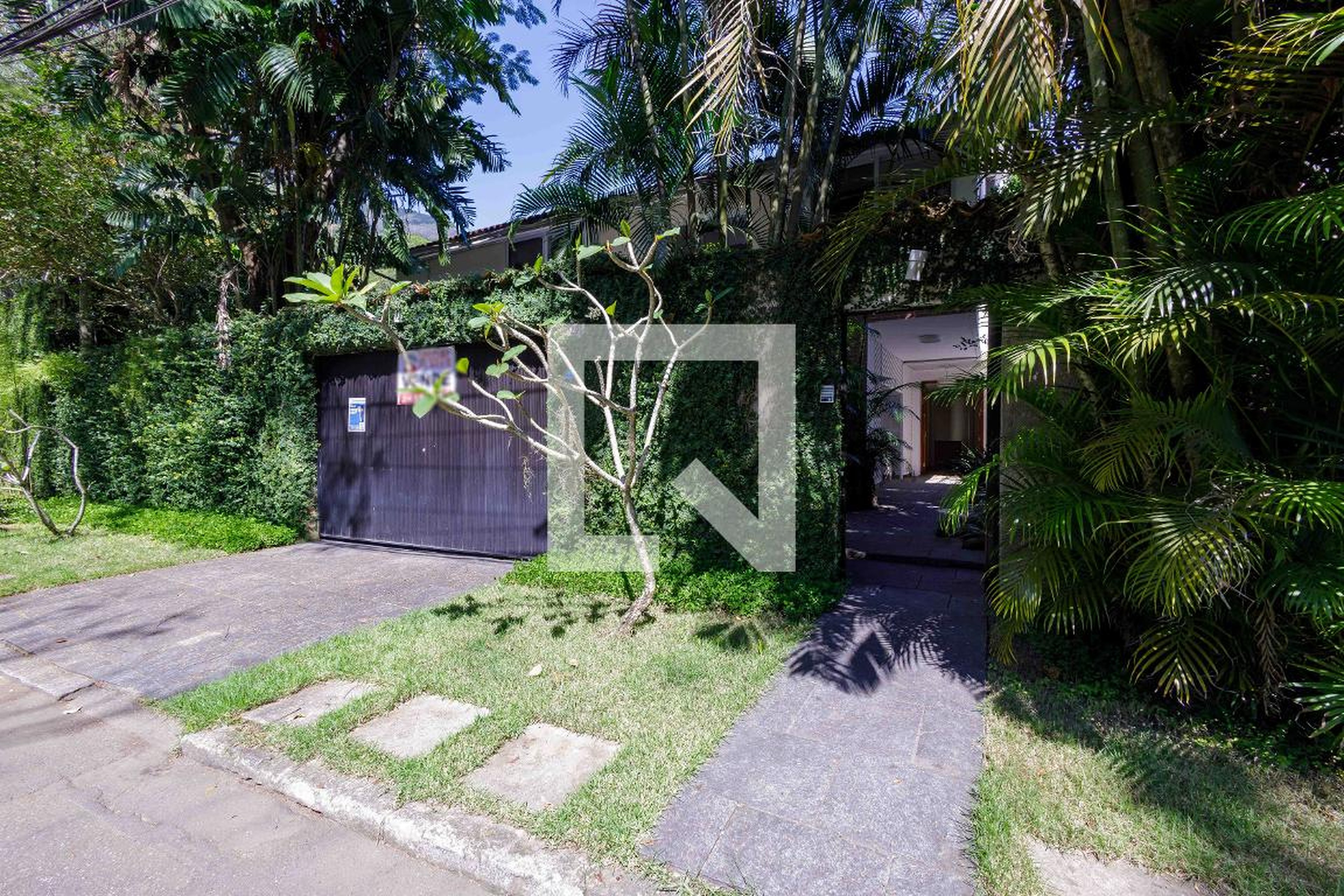 Fachada Condomínio em Rua Agamenon Magalhães, 140