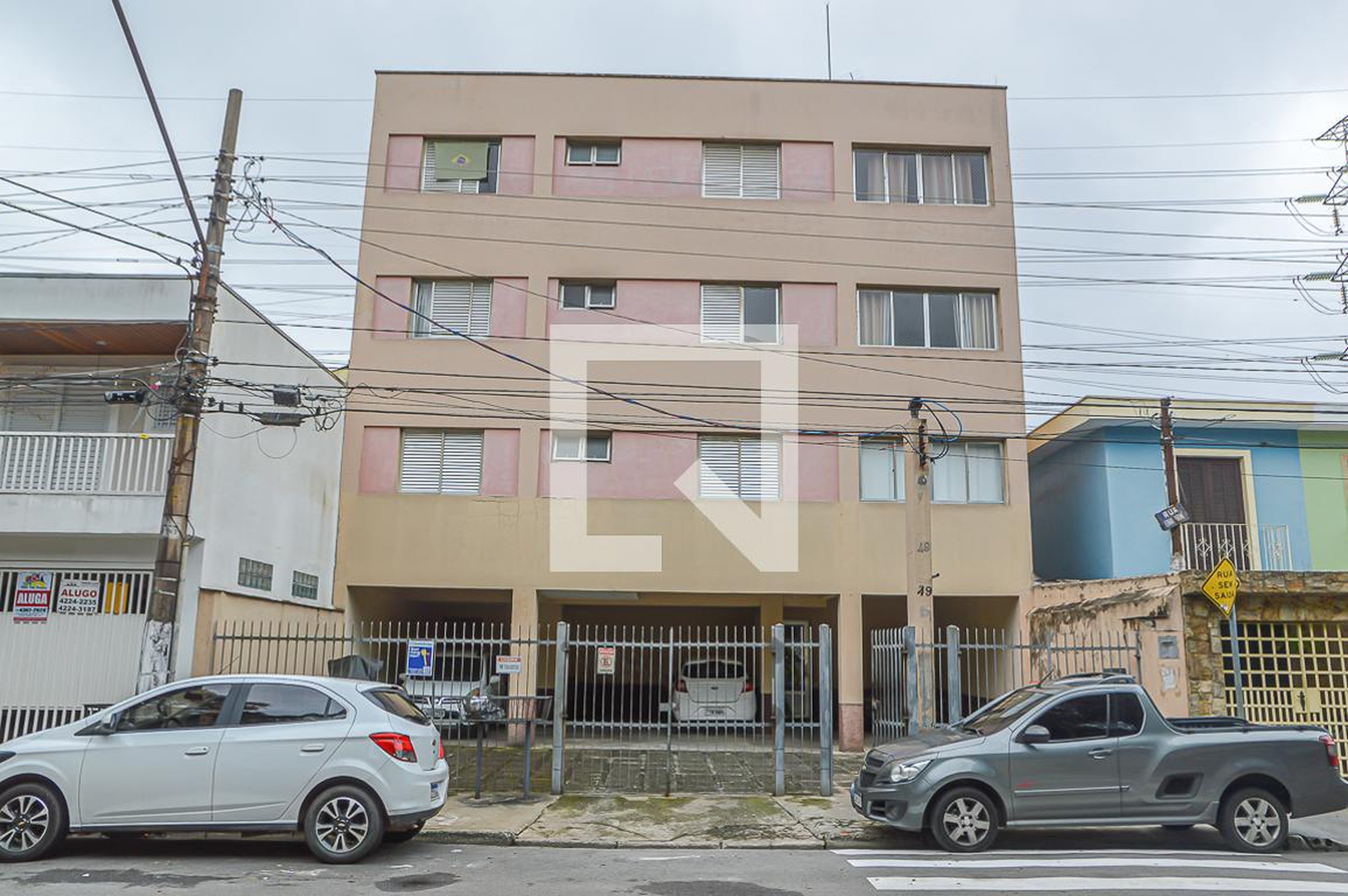Fachada Condomínio em Rua Erina Tomé, 49