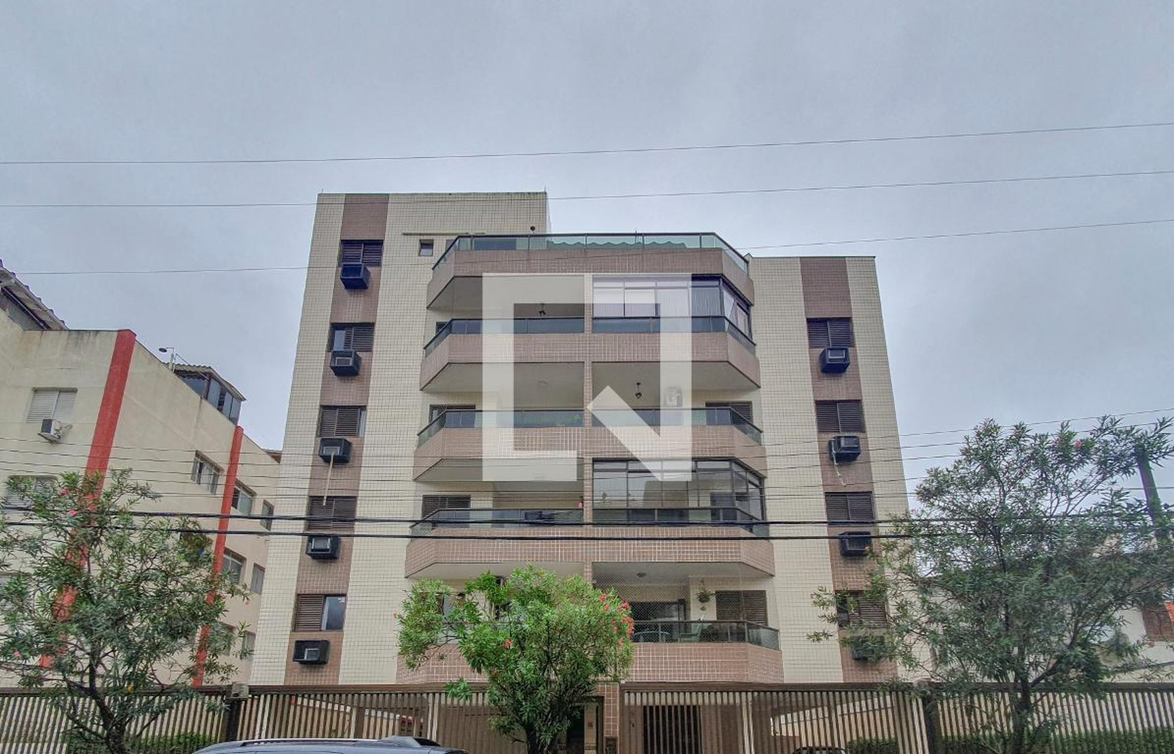 Fachada Condomínio em Rua Dona Vitória Yunes Stefano, 636