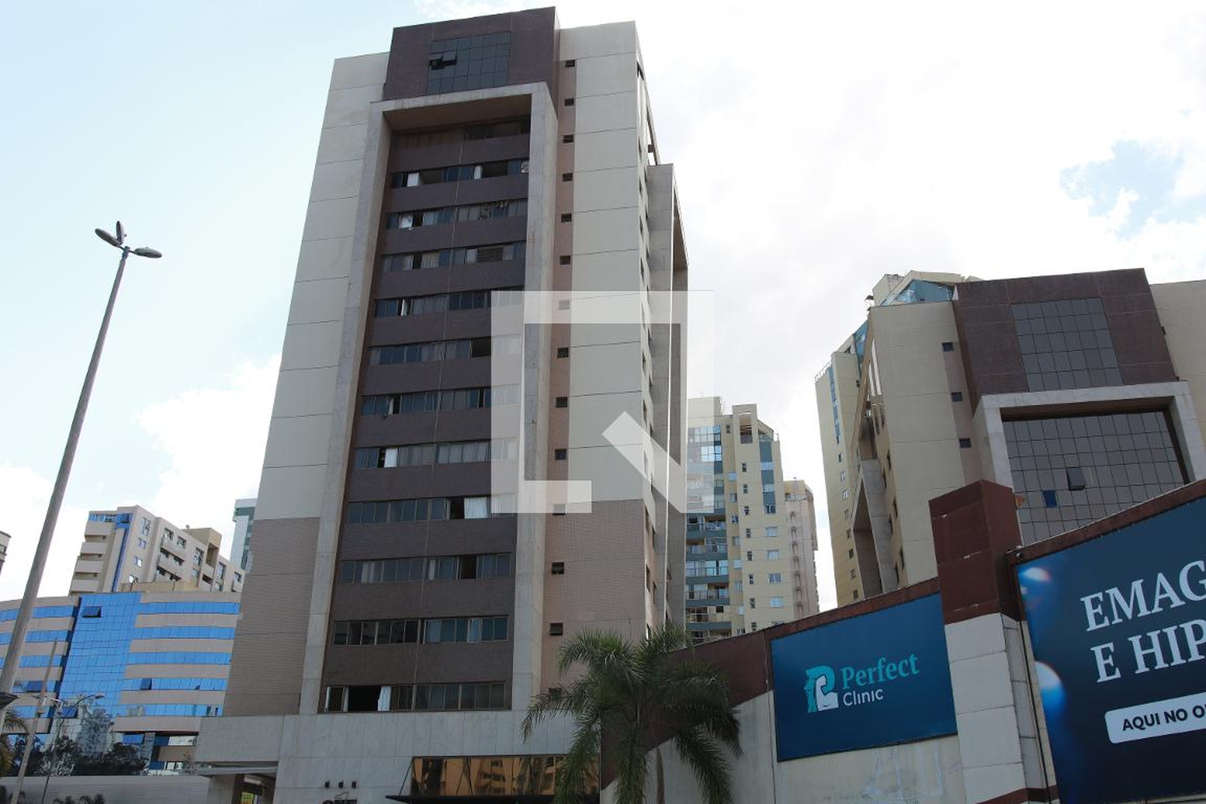 Prédio Condomínio em Rua das Paineiras, 1